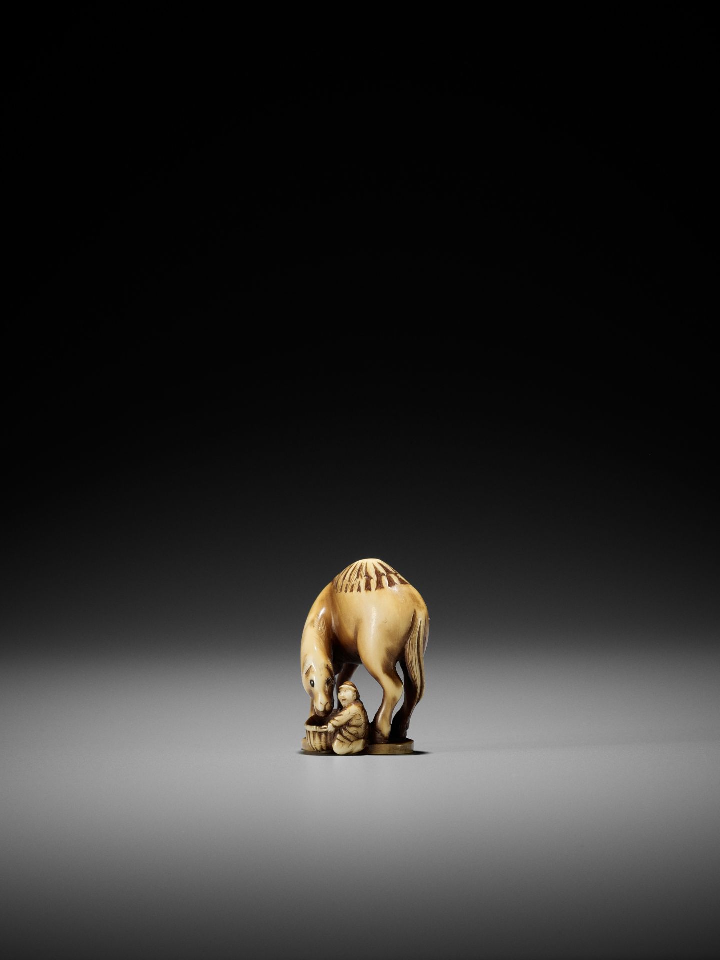 RANTEI: A RARE IVORY NETSUKE OF A DUTCHMAN FEEDING A DROMEDARY - Image 6 of 10