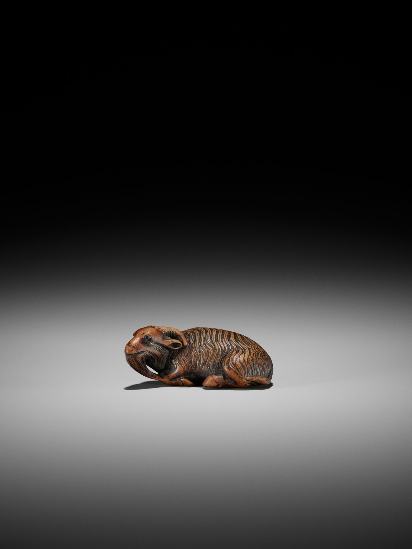 A FINE KYOTO SCHOOL WOOD NETSUKE OF A RECUMBENT GOAT - Image 8 of 16