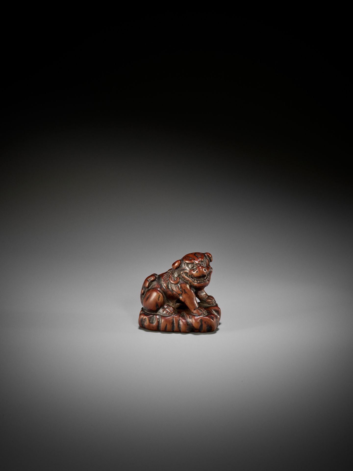 A GOOD WOOD NETSUKE OF A SHISHI - Image 4 of 11