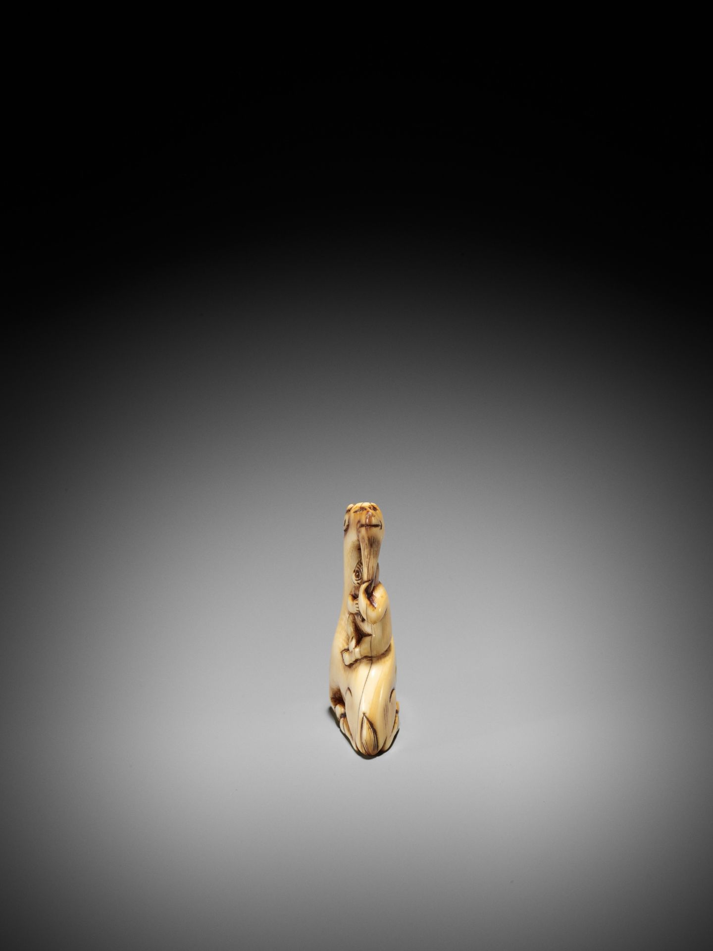 AN IVORY NETSUKE OF A SINIU AND MONKEY - Image 5 of 12