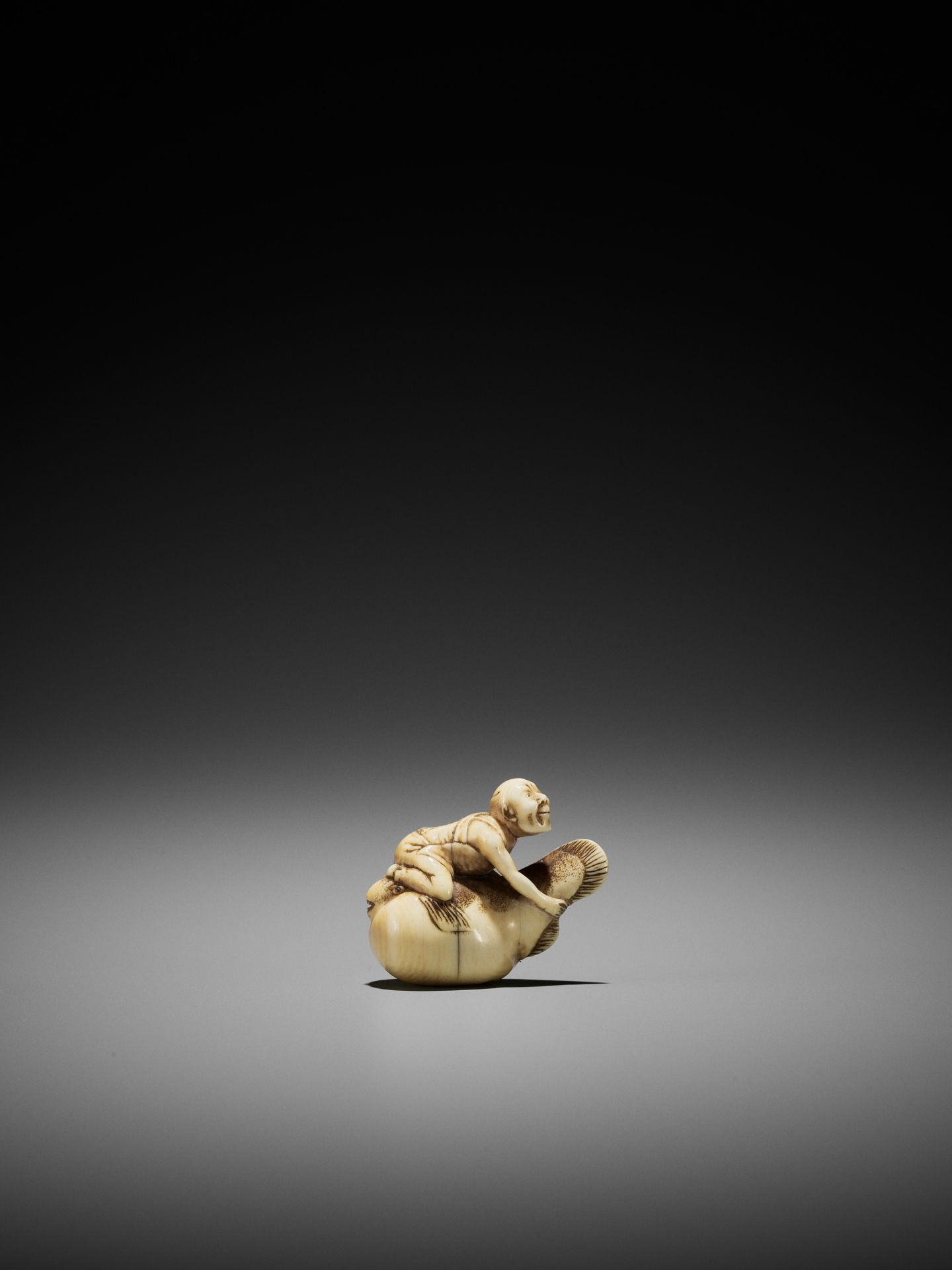 A RARE IVORY NETSUKE OF A FISHERMAN ON A FUGU - Image 4 of 8