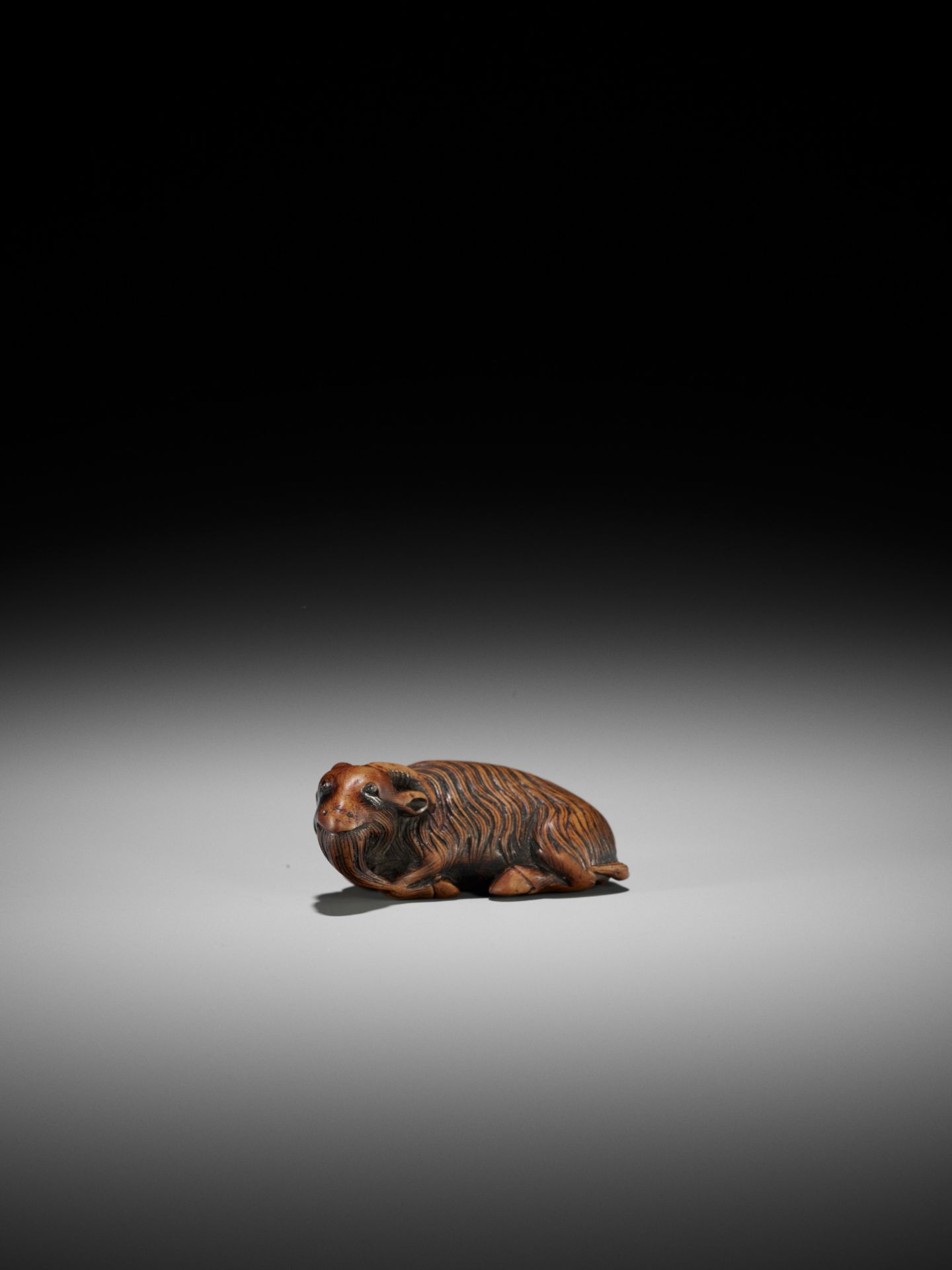 A FINE KYOTO SCHOOL WOOD NETSUKE OF A RECUMBENT GOAT - Image 3 of 16