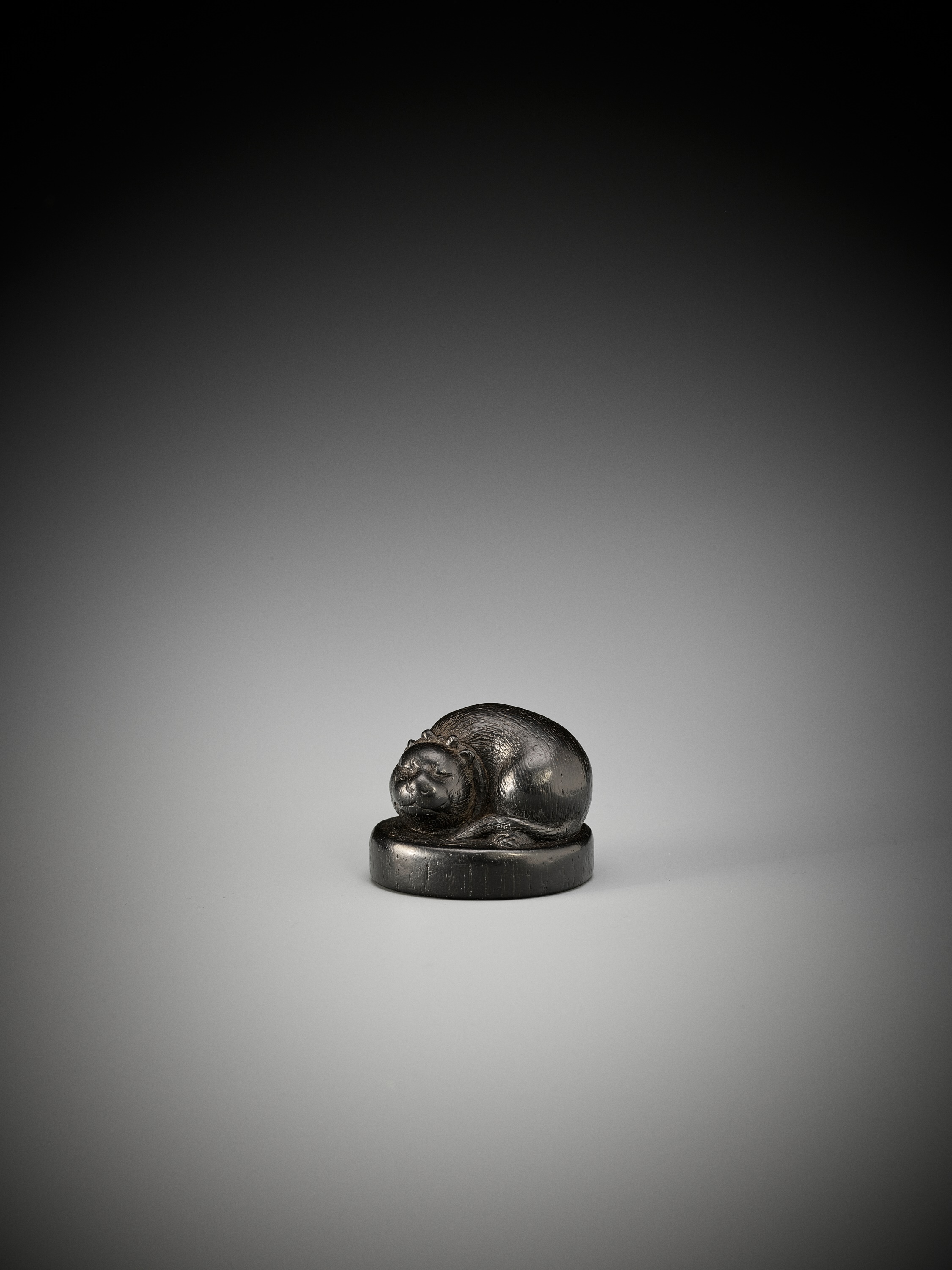 FUTSUHIRA: A RARE EBONY WOOD NETSUKE OF A FAT CAT - Image 2 of 8