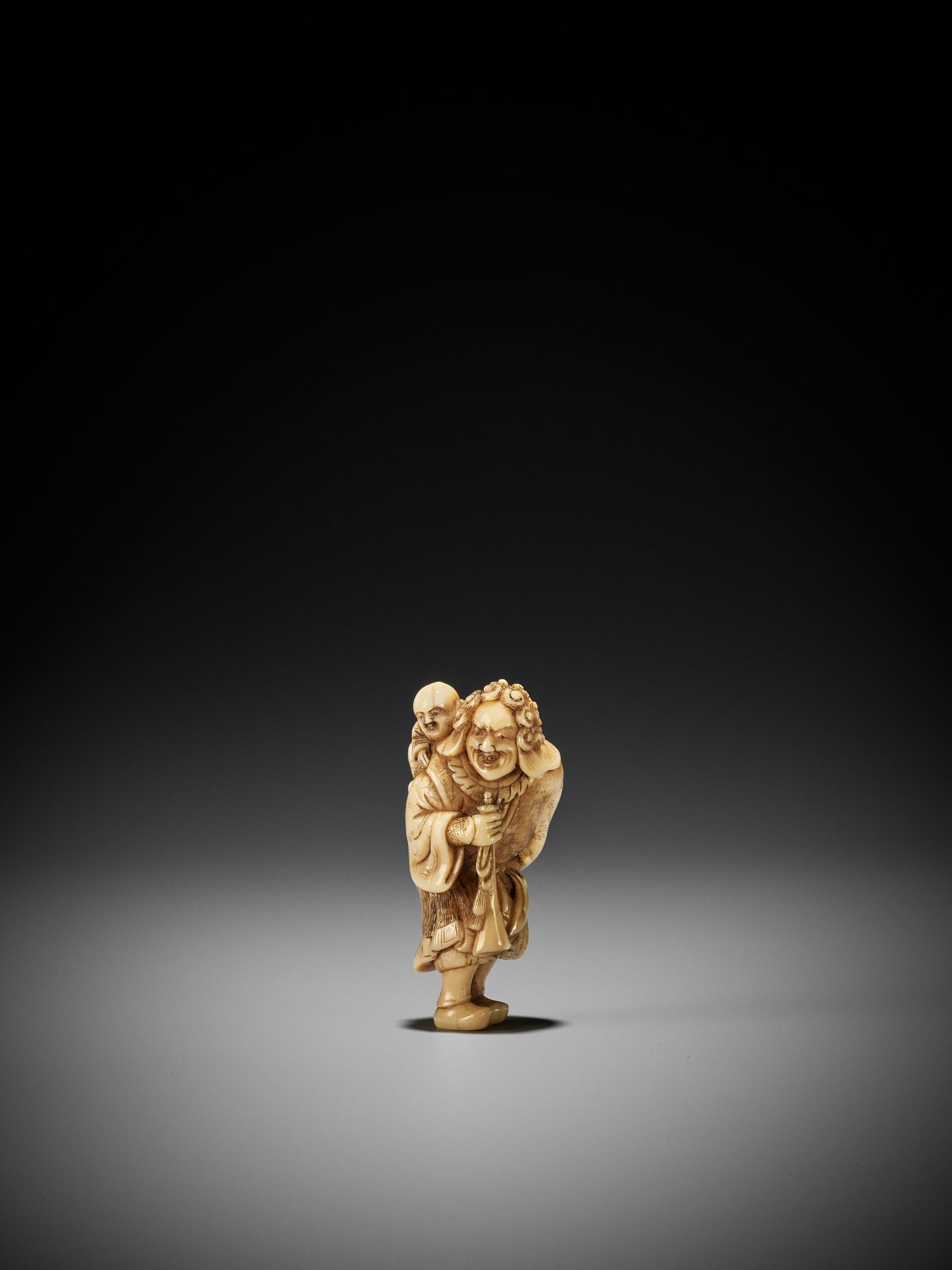 OKAKOTO: A RARE MARINE IVORY NETSUKE OF A DUTCHMAN WITH CHILD - Image 5 of 10