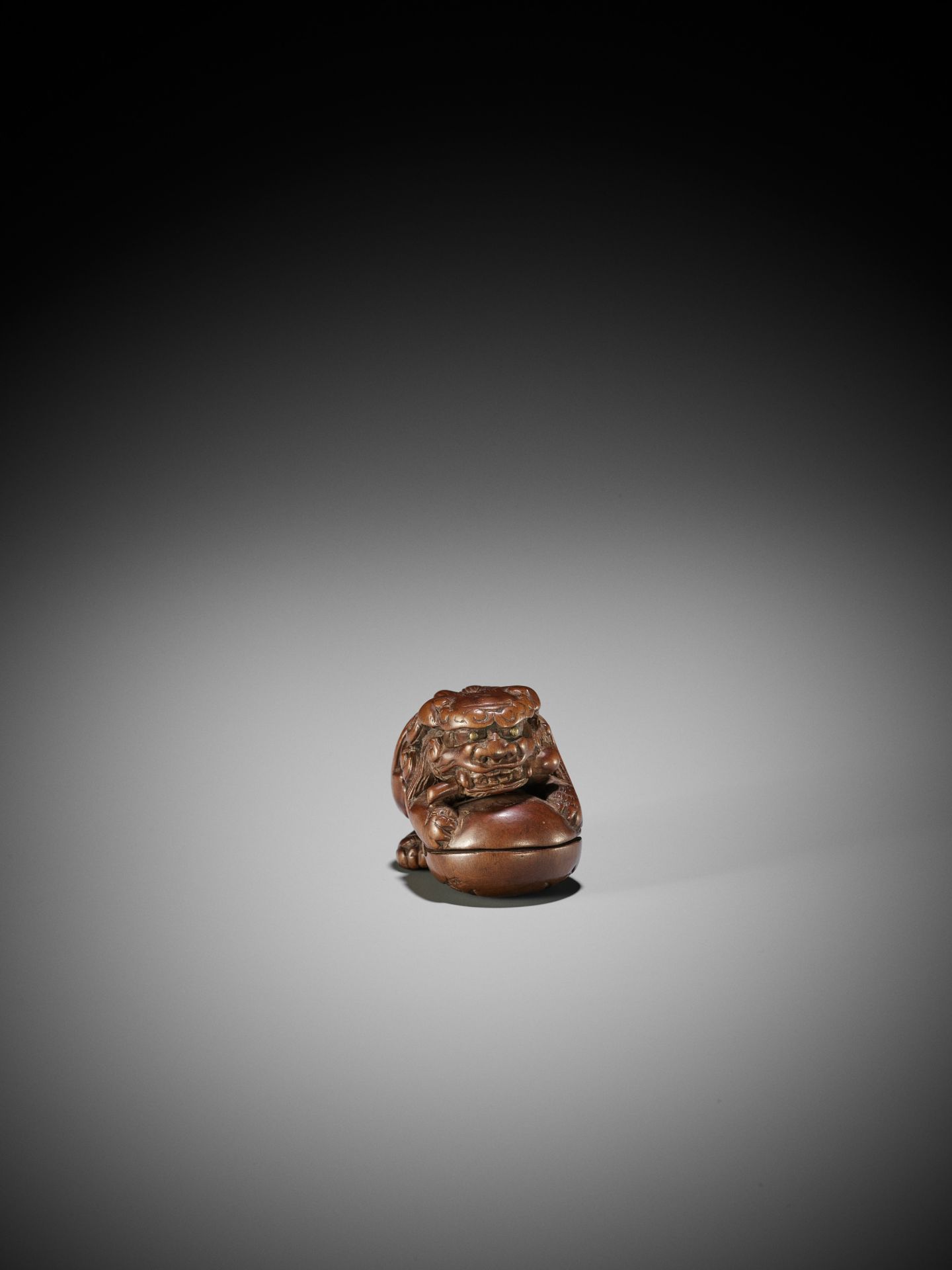 AN EARLY WOOD NETSUKE OF A SHISHI ON A MOKUGYO - Image 6 of 8