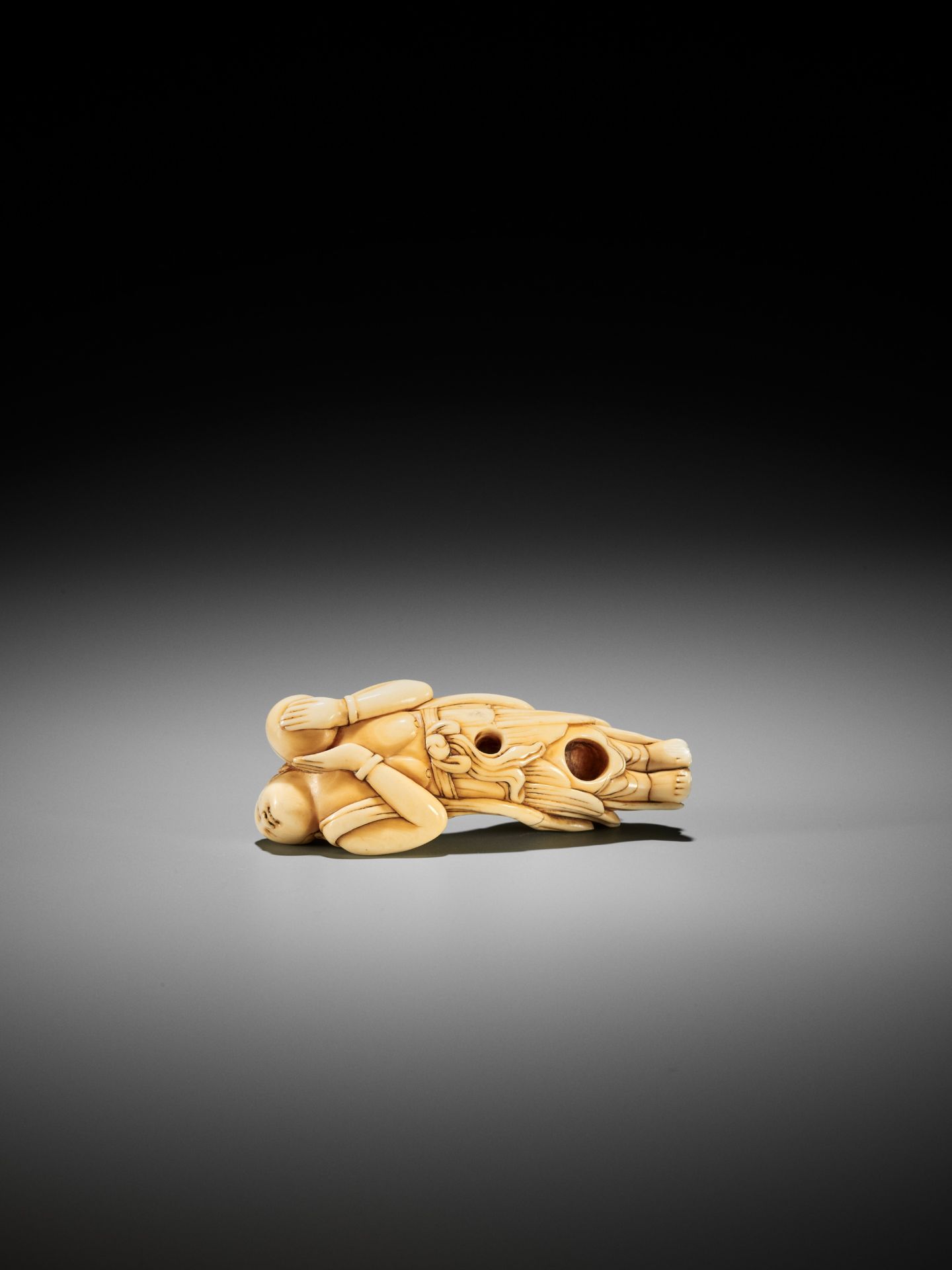 A SUPERB, LARGE AND RARE IVORY NETSUKE OF A TENNIN (BUDDHIST ANGEL) - Image 5 of 6