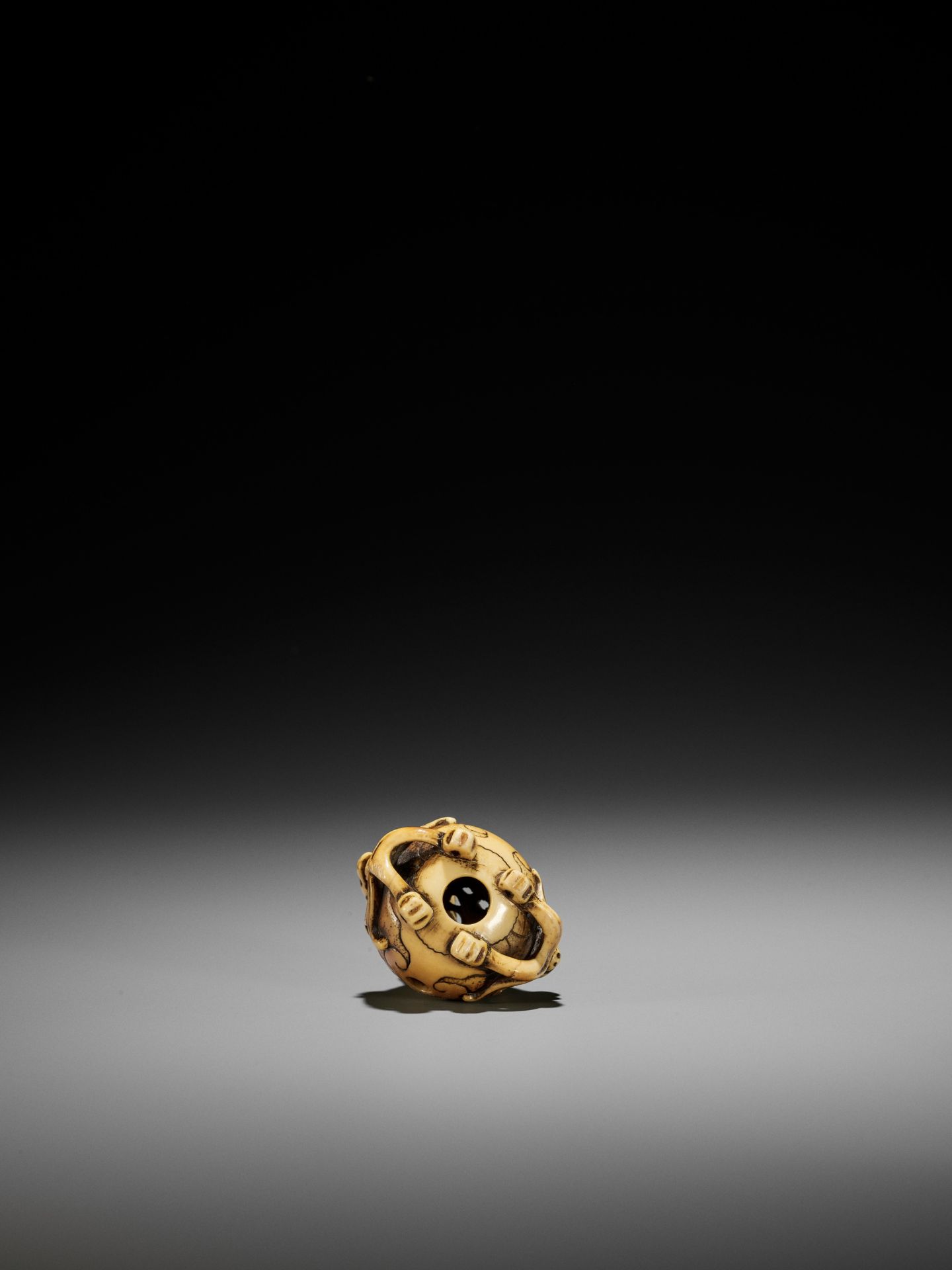 A RARE IVORY NETSUKE OF A KORO (INCENSE BURNER) WITH SHISHI - Image 9 of 10