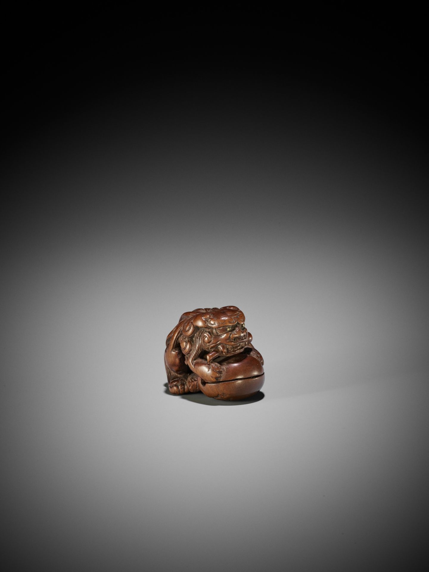 AN EARLY WOOD NETSUKE OF A SHISHI ON A MOKUGYO - Image 4 of 8