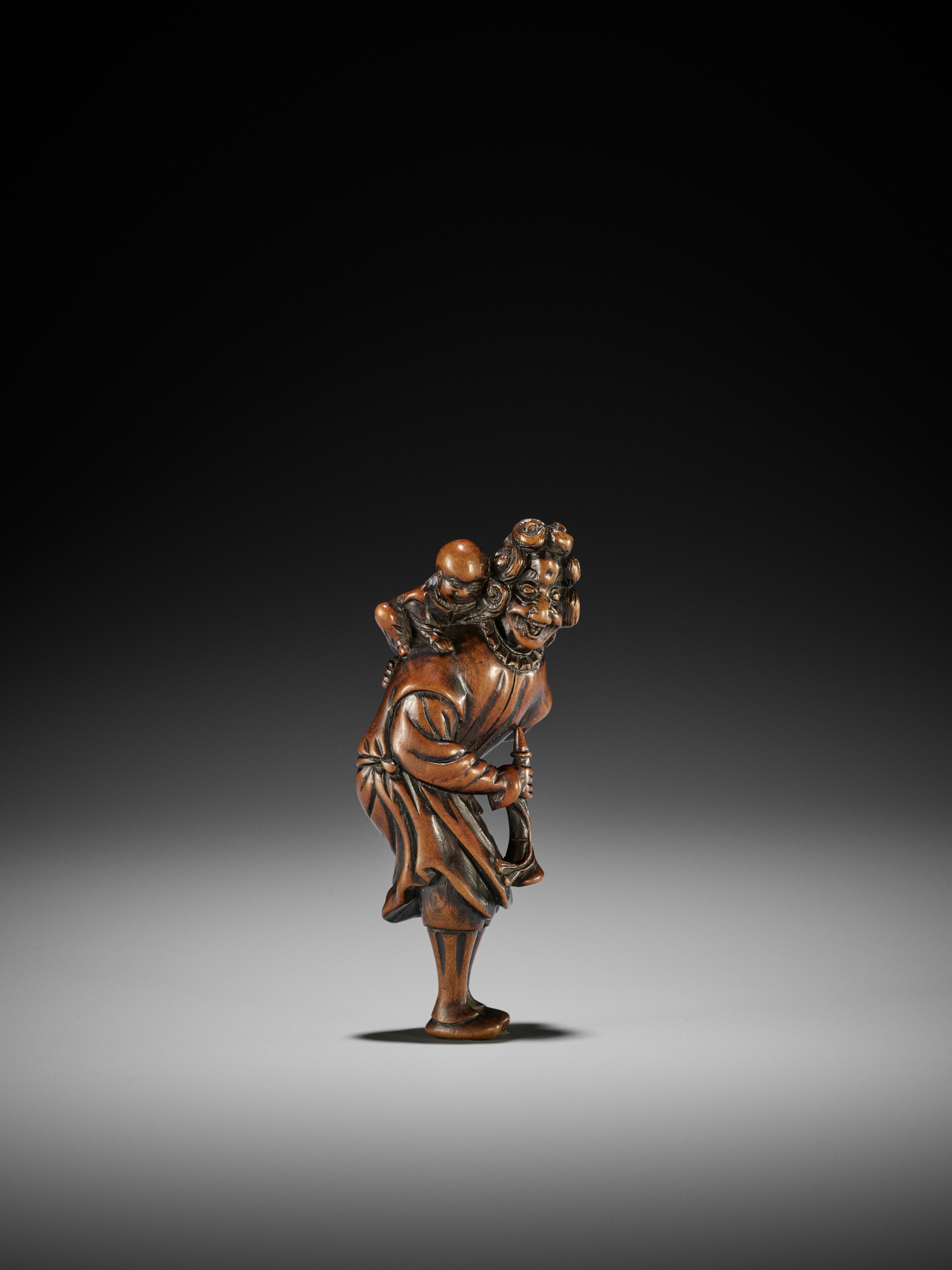 A GOOD WOOD NETSUKE OF A DUTCHMAN - Image 4 of 9