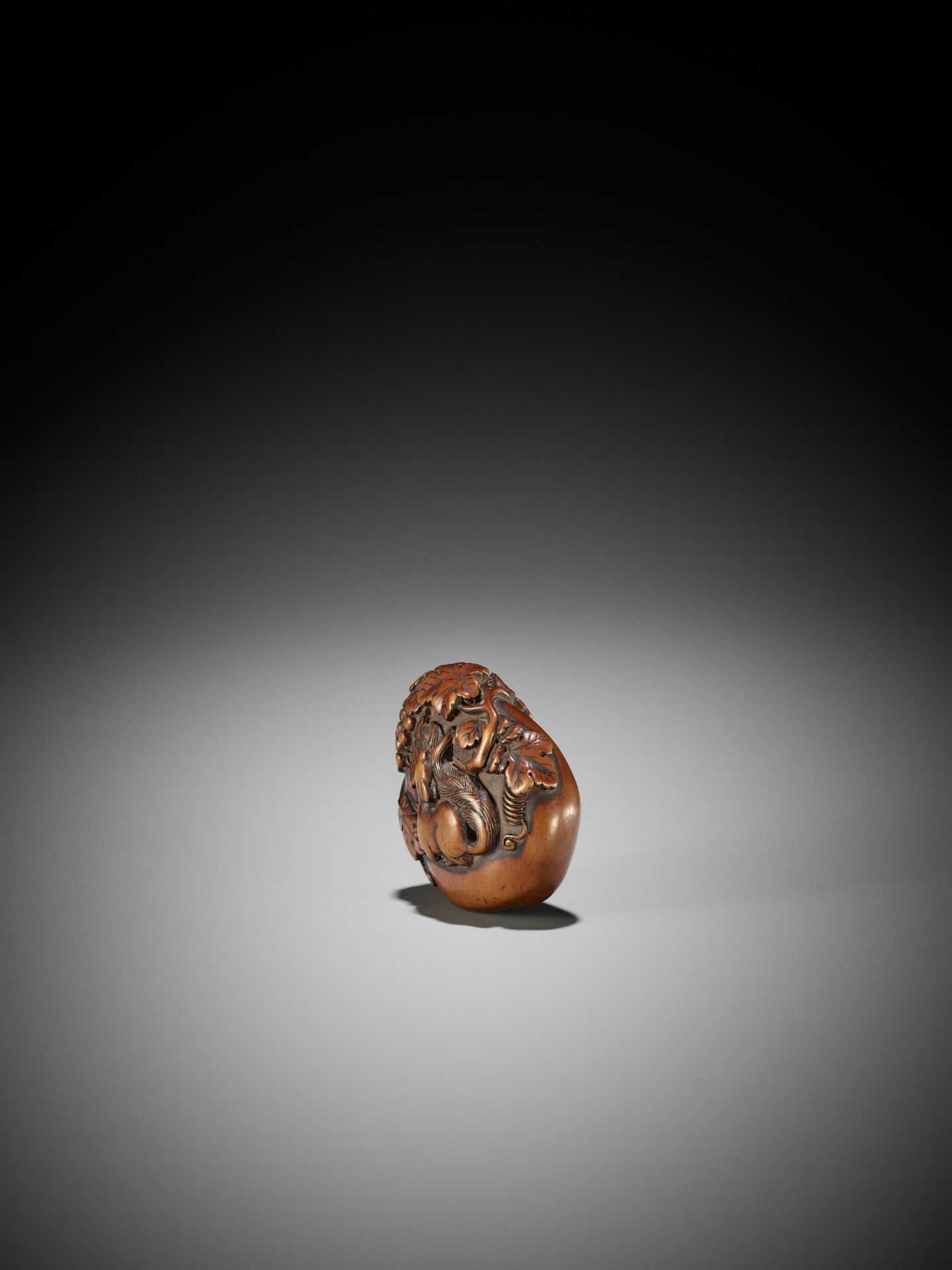 A SUPERB WOOD MANJU NETSUKE OF SQUIRREL WITH GRAPES - Image 6 of 8