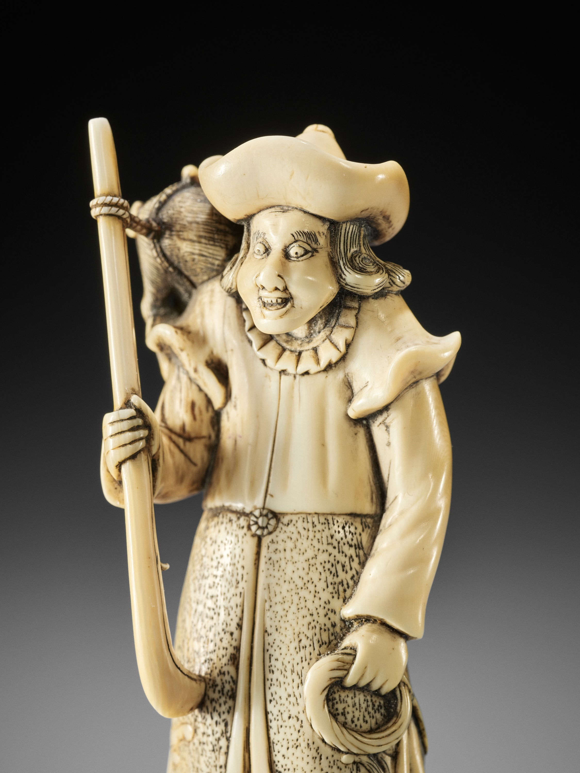 A SUPERB AND LARGE IVORY NETSUKE OF A DUTCHMAN - Image 5 of 12