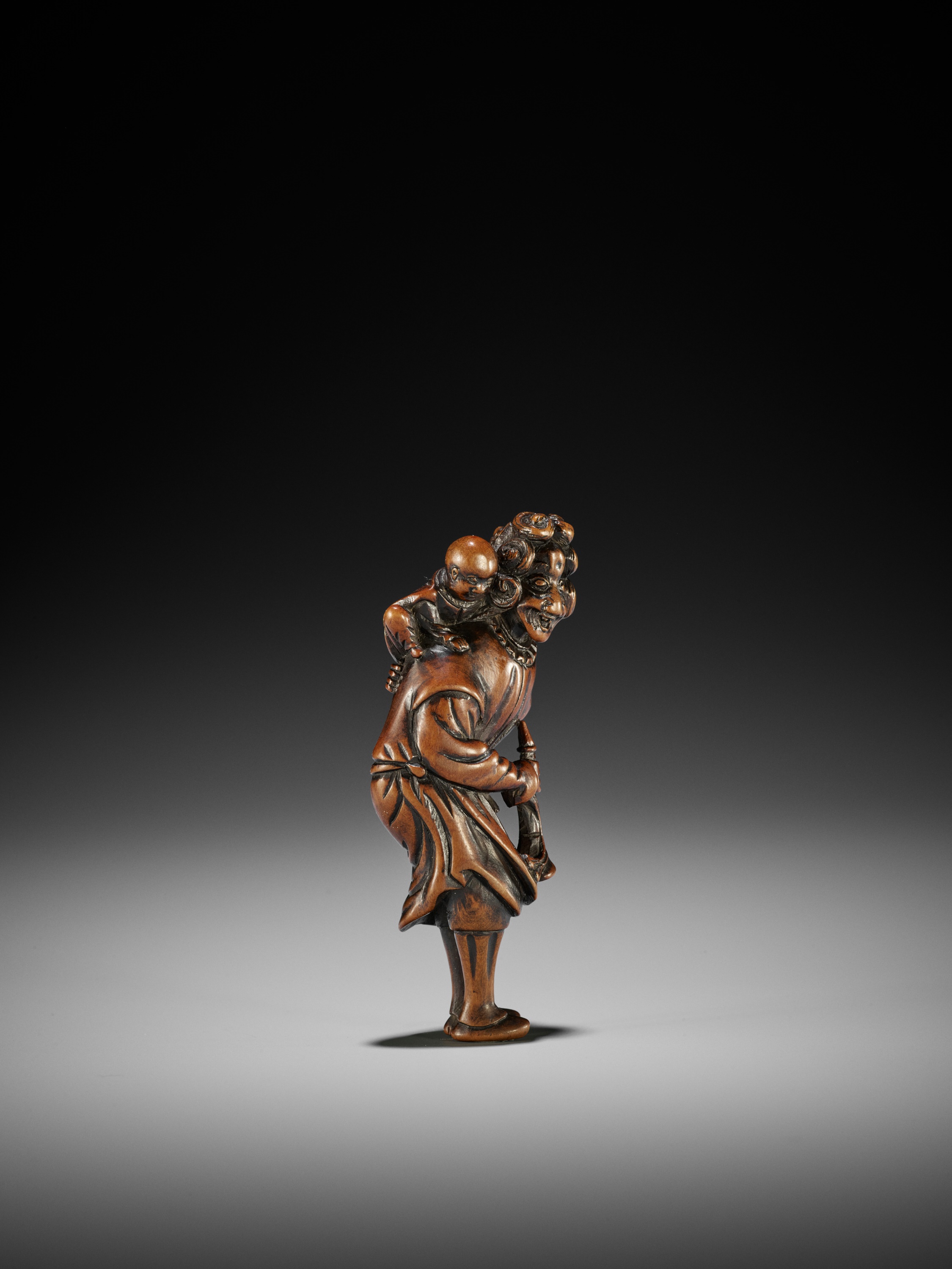 A GOOD WOOD NETSUKE OF A DUTCHMAN - Image 8 of 9