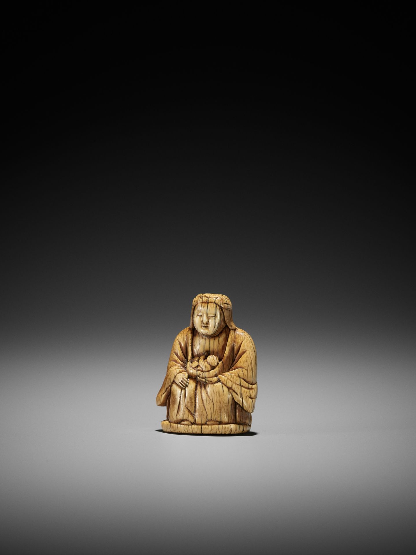 A RARE AND EARLY IVORY NETSUKE OF KARITEIMO (HARITI) - Image 4 of 9