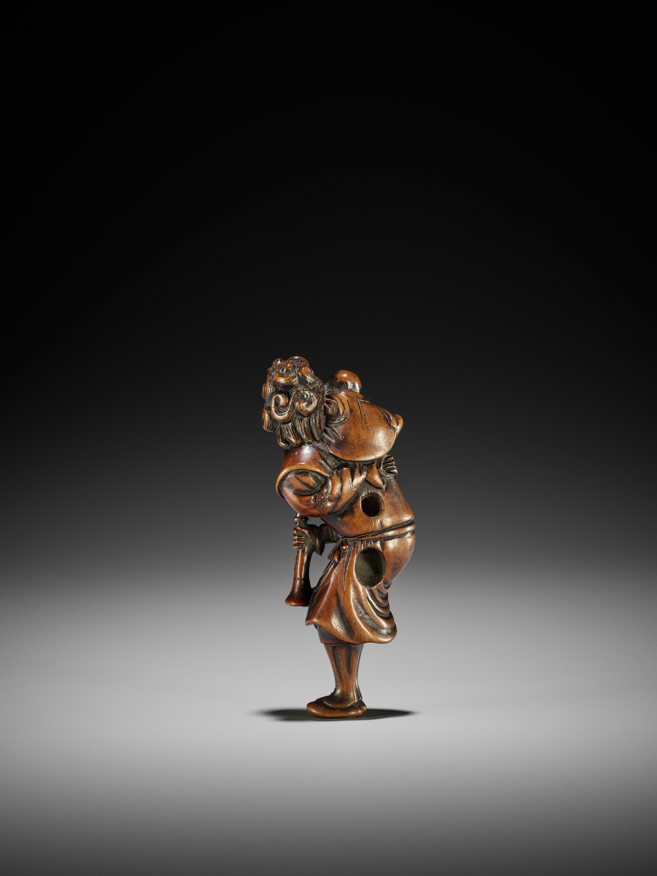 A GOOD WOOD NETSUKE OF A DUTCHMAN - Image 3 of 9