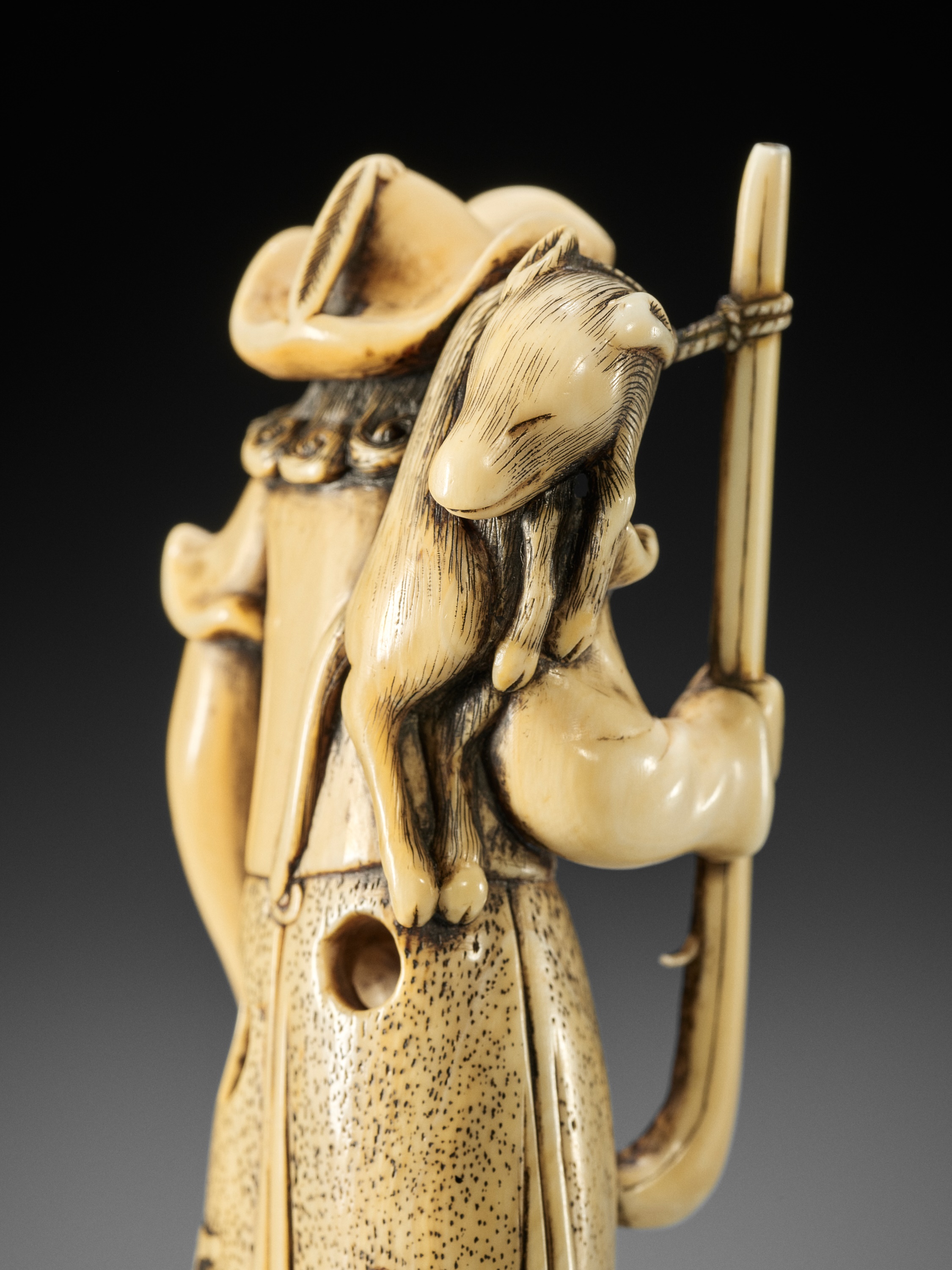 A SUPERB AND LARGE IVORY NETSUKE OF A DUTCHMAN - Image 3 of 12