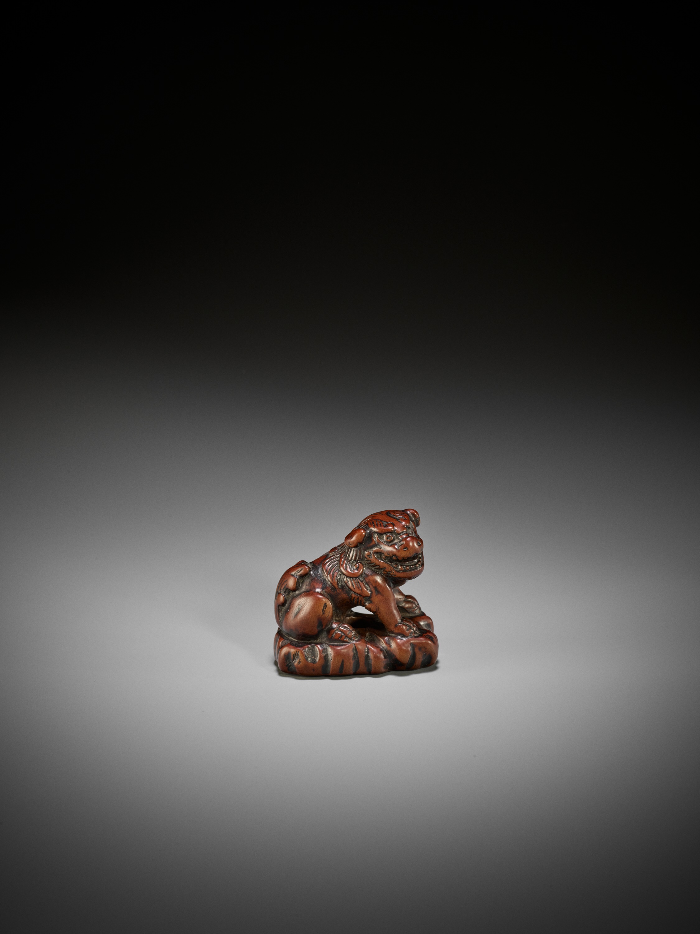 A GOOD WOOD NETSUKE OF A SHISHI - Image 8 of 11