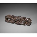 A RARE AND EARLY WOOD NETSUKE OF A DRAGON, DUAL-FUNCTION AS BRUSHREST