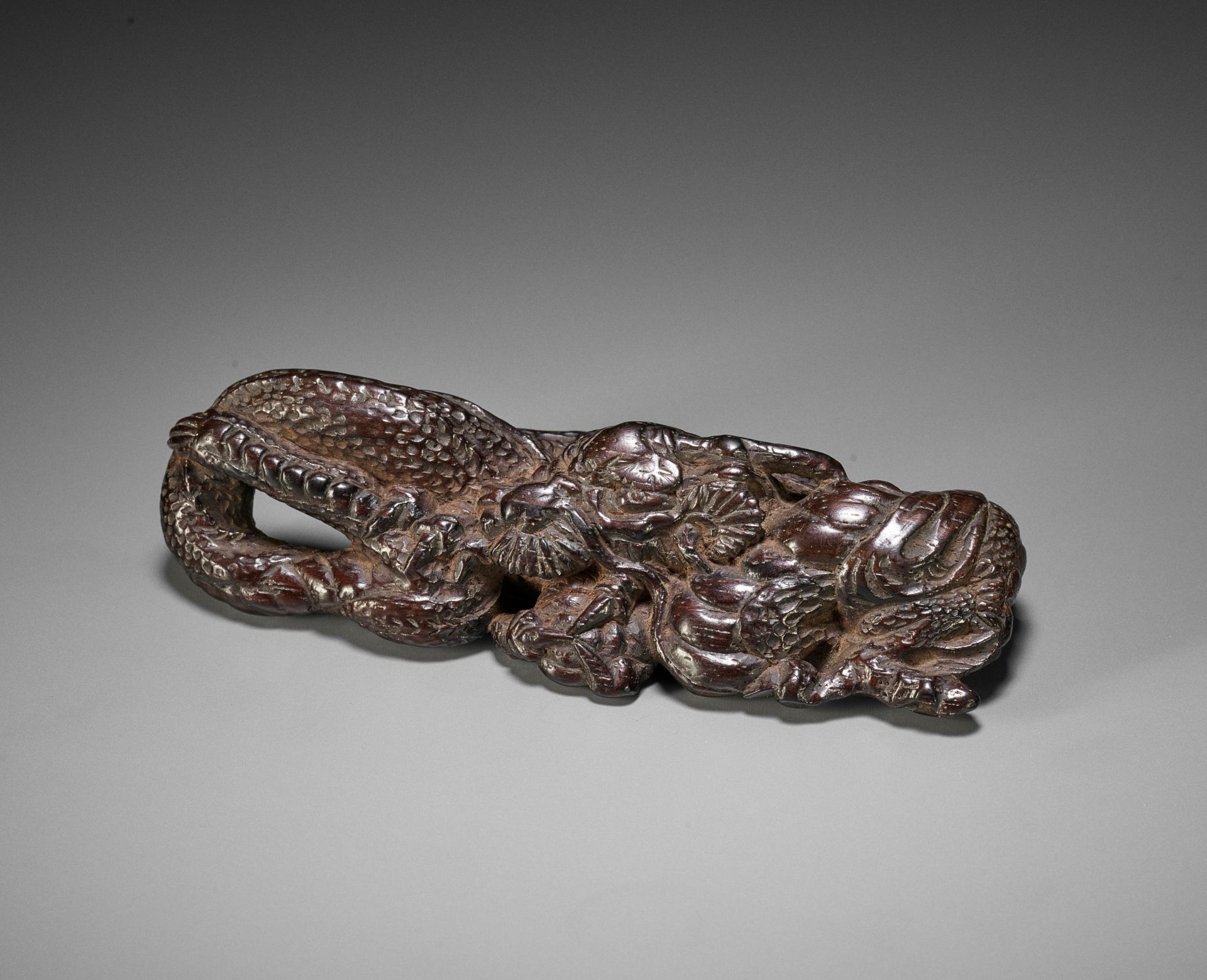 A RARE AND EARLY WOOD NETSUKE OF A DRAGON, DUAL-FUNCTION AS BRUSHREST