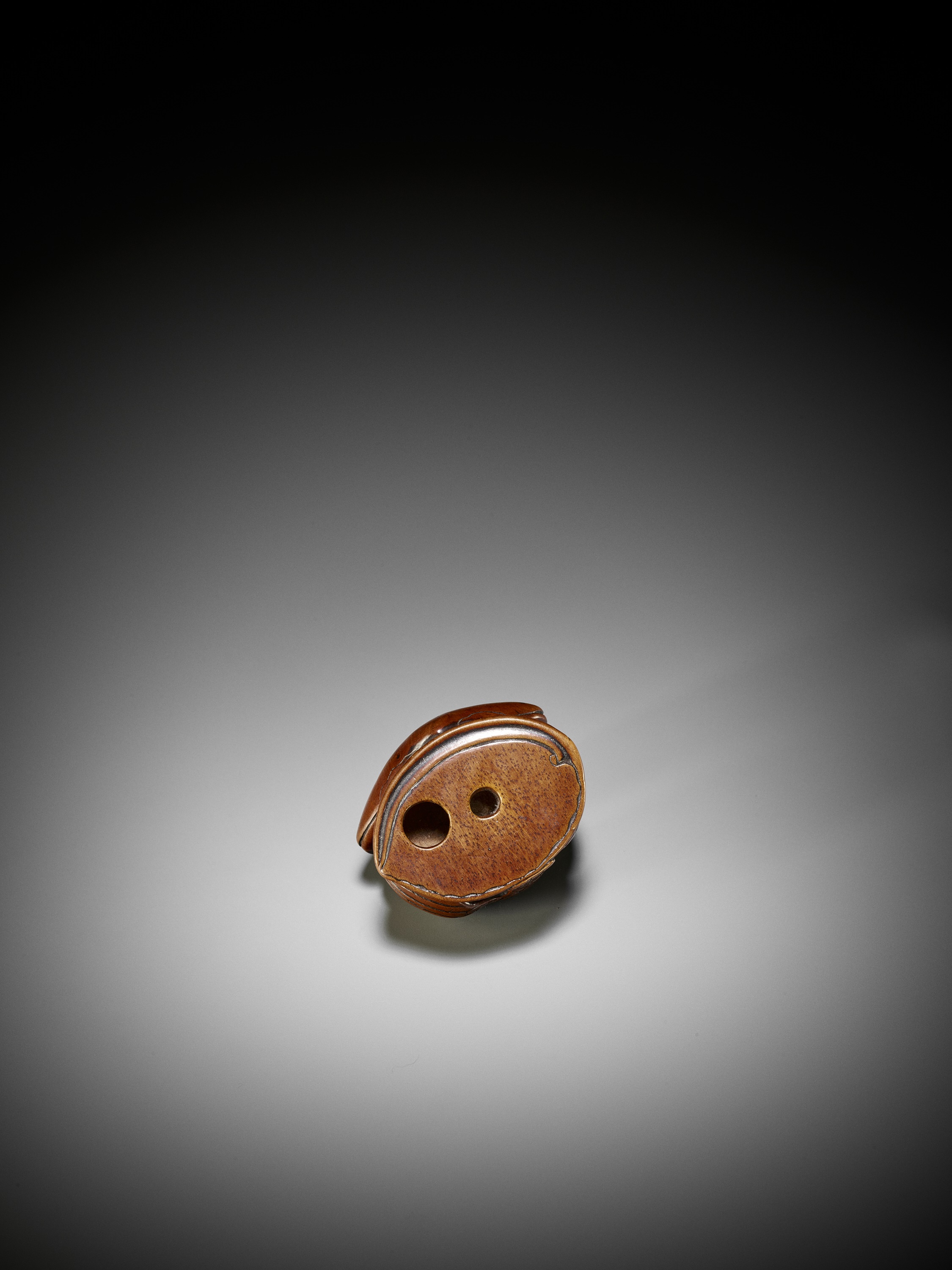 AN UNUSUAL WOOD NETSUKE OF A HAWK WITH AWABI AND HAMAGURI - Image 7 of 7