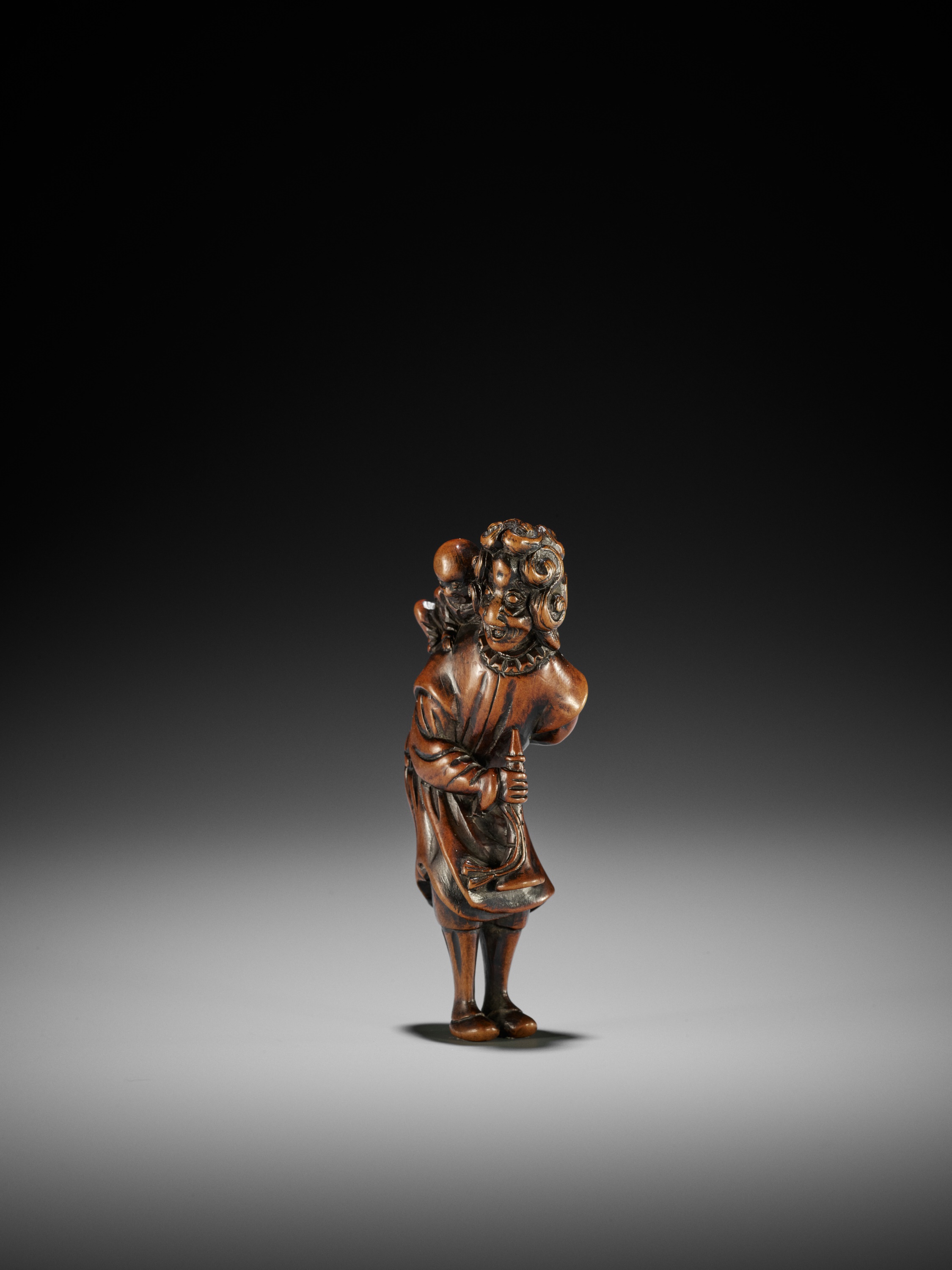 A GOOD WOOD NETSUKE OF A DUTCHMAN - Image 6 of 9