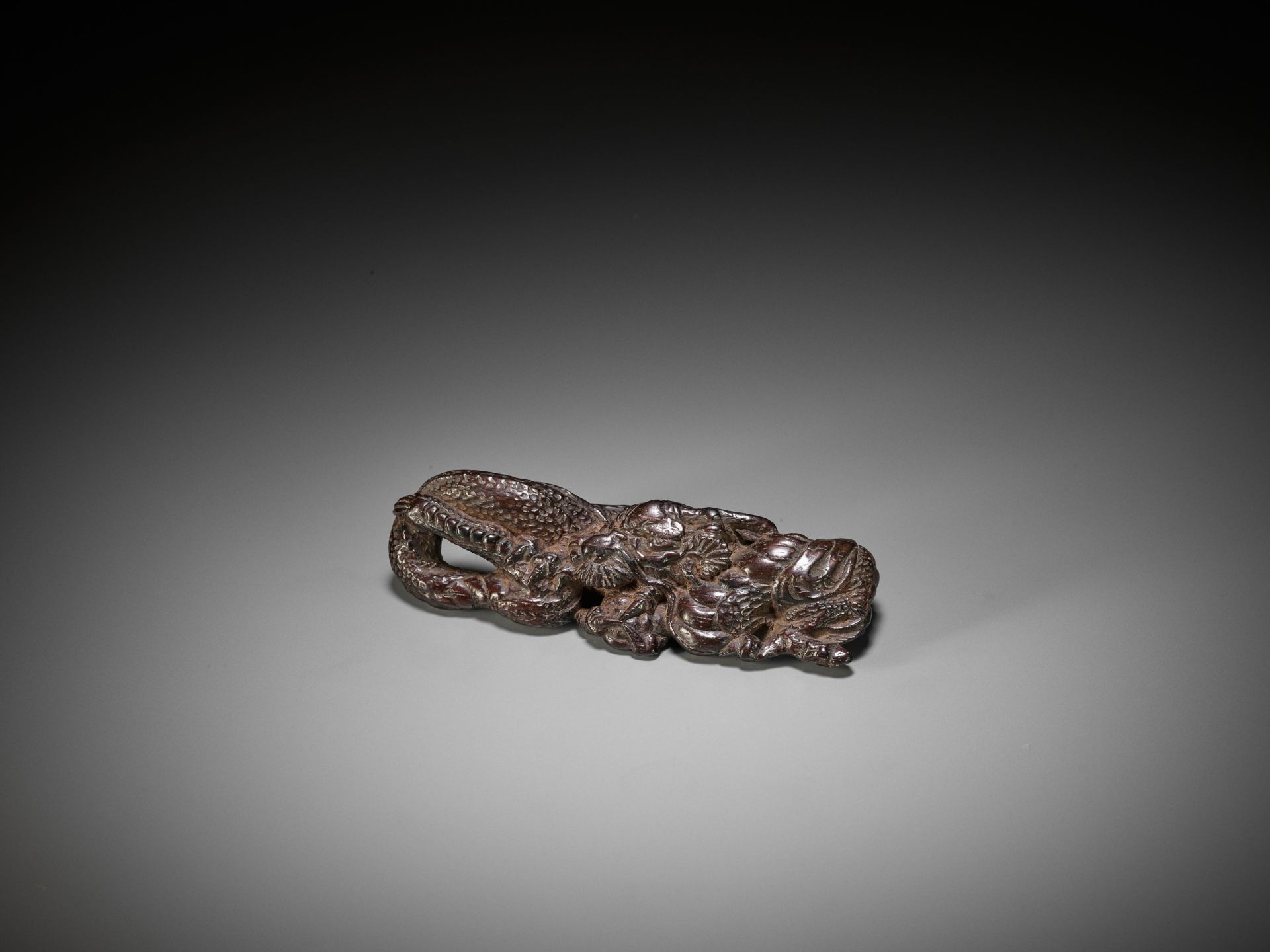 A RARE AND EARLY WOOD NETSUKE OF A DRAGON, DUAL-FUNCTION AS BRUSHREST - Image 3 of 6