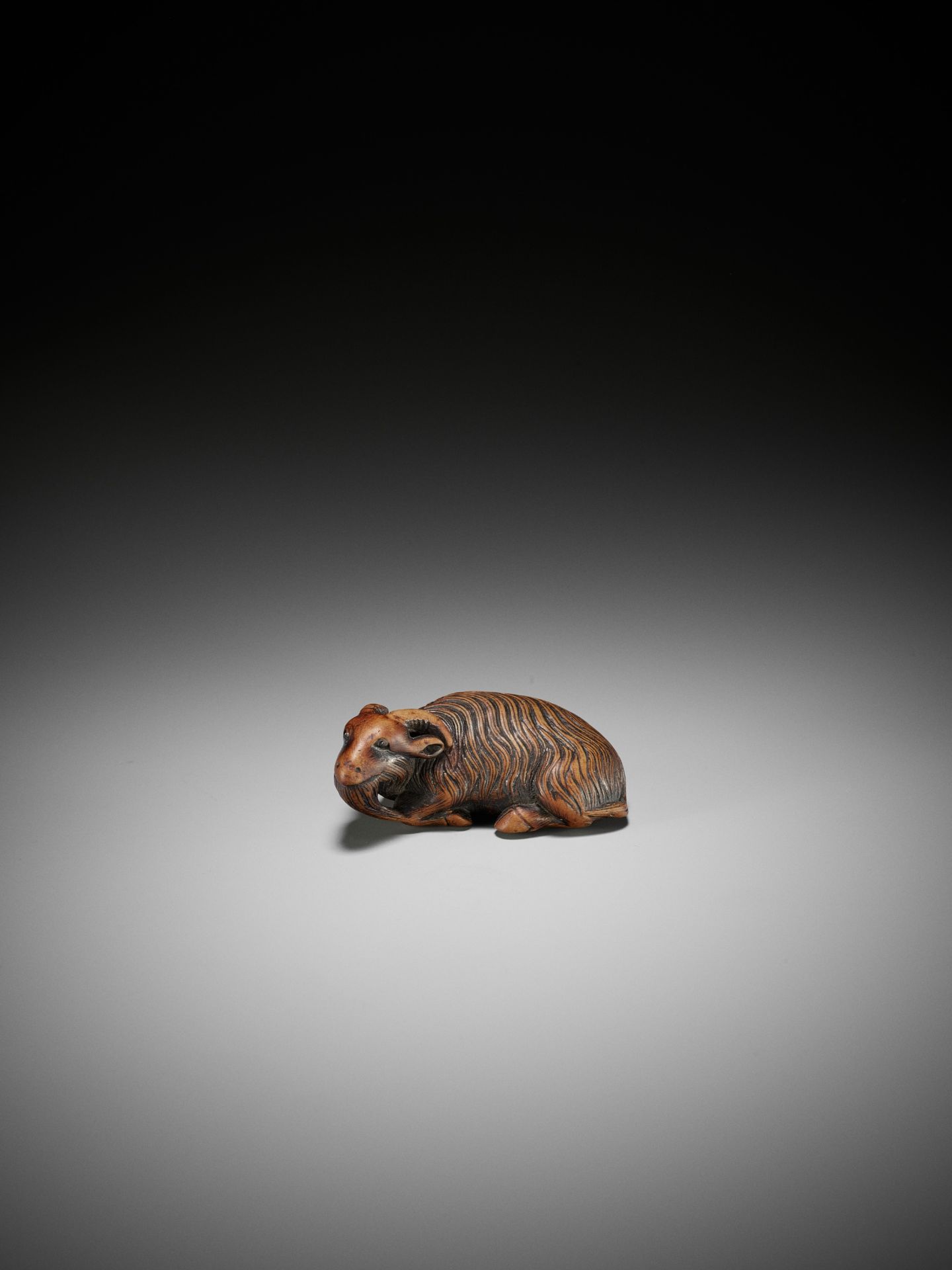 A FINE KYOTO SCHOOL WOOD NETSUKE OF A RECUMBENT GOAT - Image 4 of 16