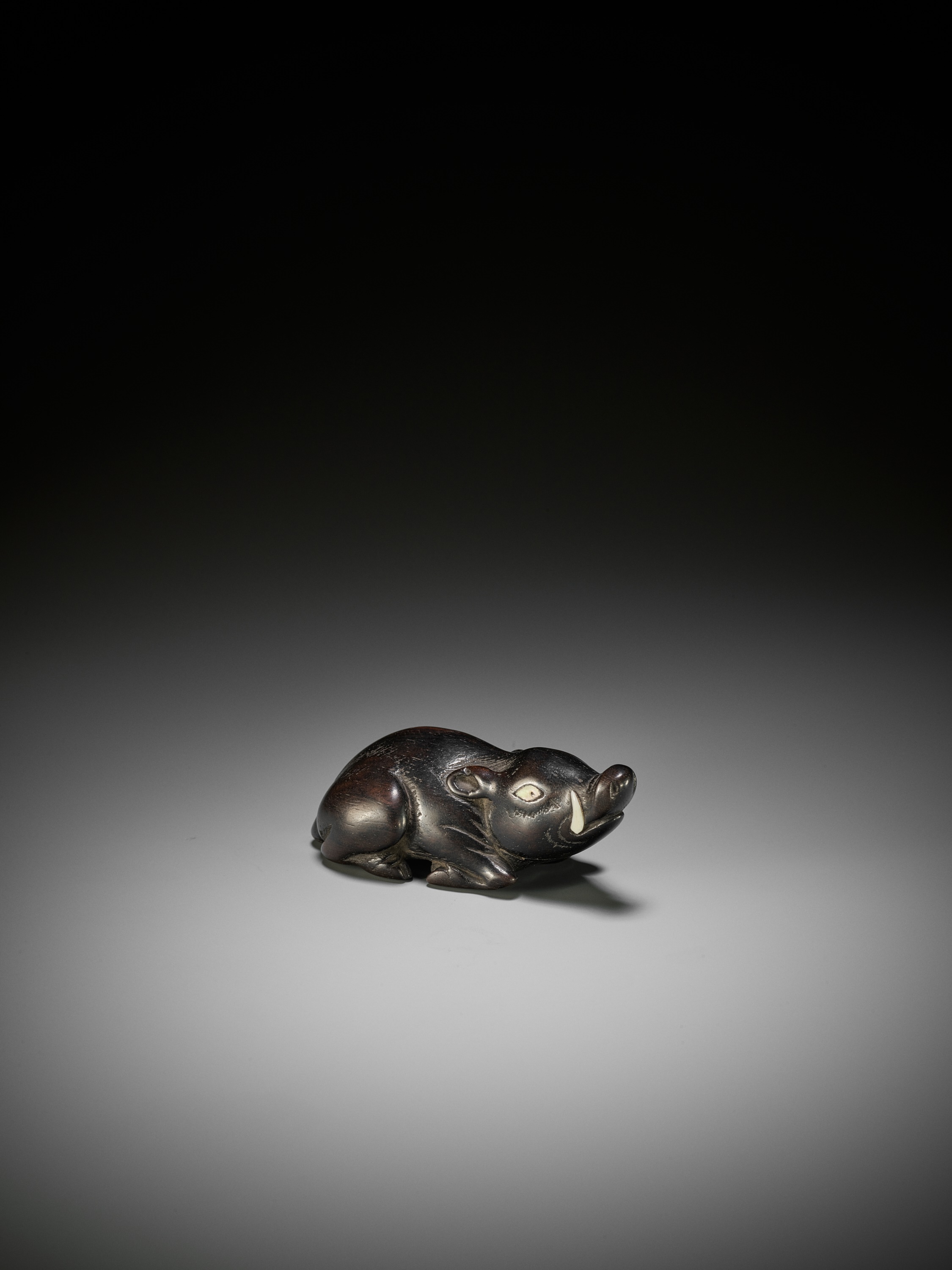 A LARGE AND OLD DARK WOOD NETSUKE OF A RECUMBENT BOAR - Image 3 of 9