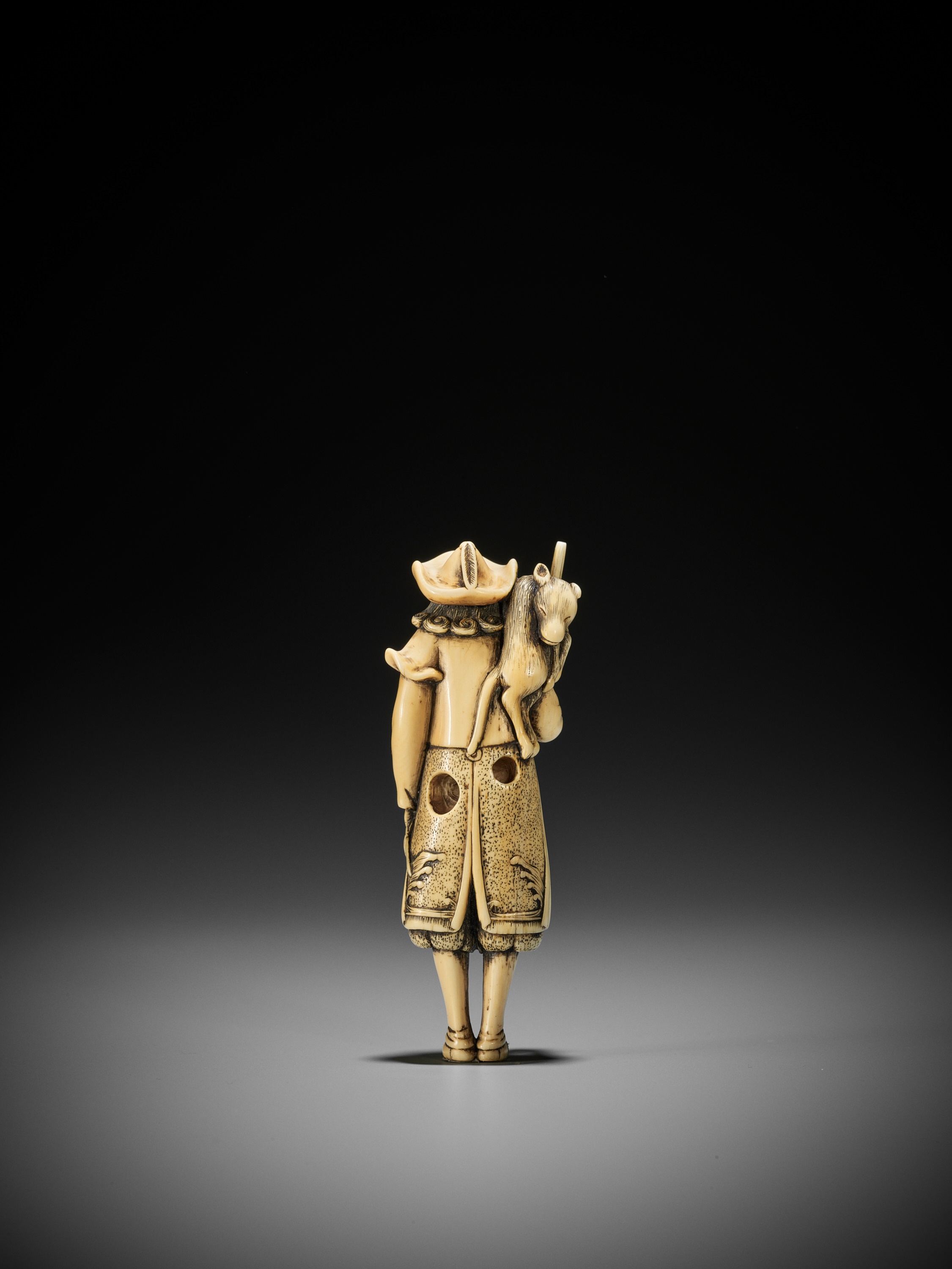 A SUPERB AND LARGE IVORY NETSUKE OF A DUTCHMAN - Image 7 of 12