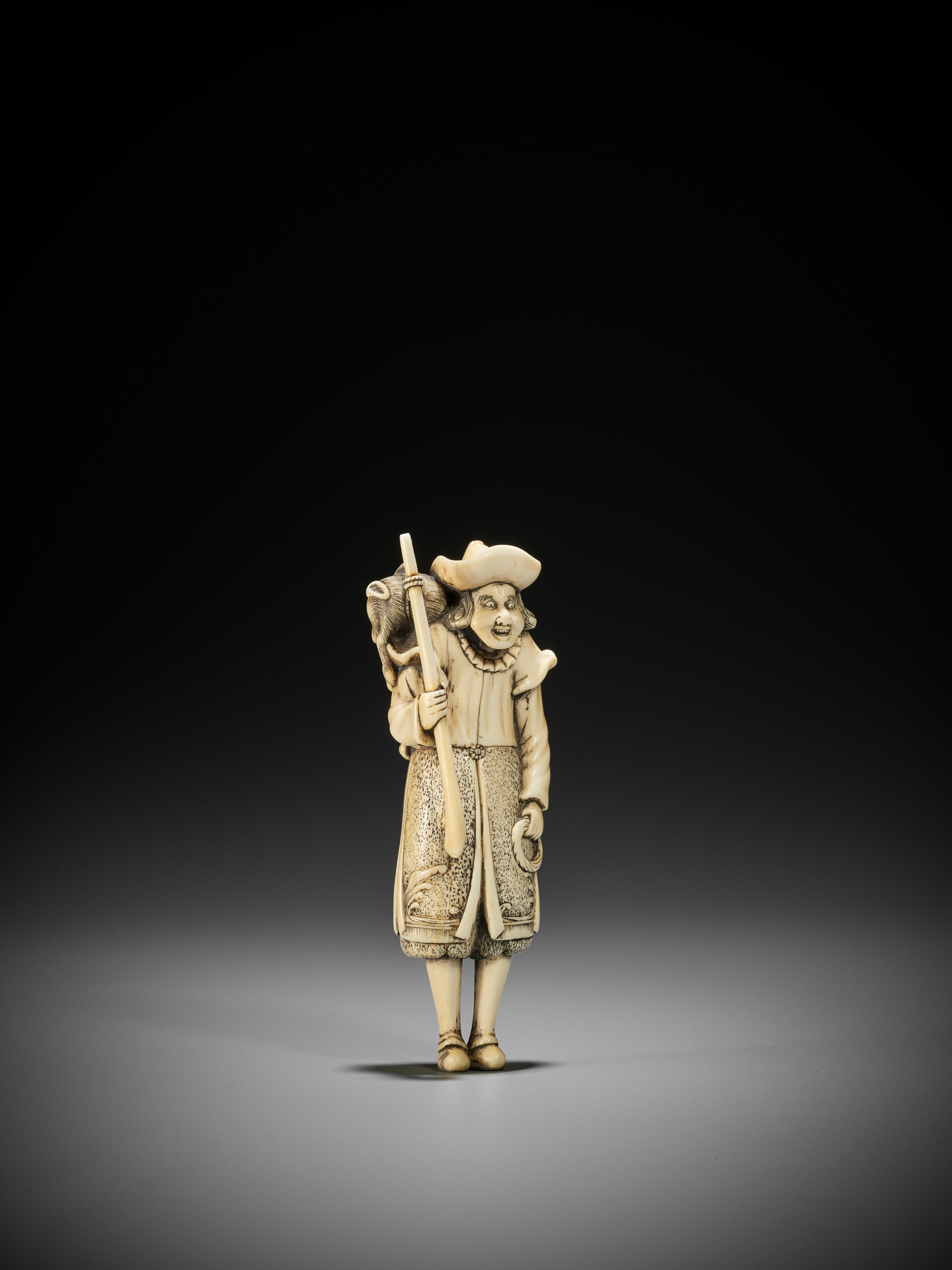 A SUPERB AND LARGE IVORY NETSUKE OF A DUTCHMAN - Image 9 of 12