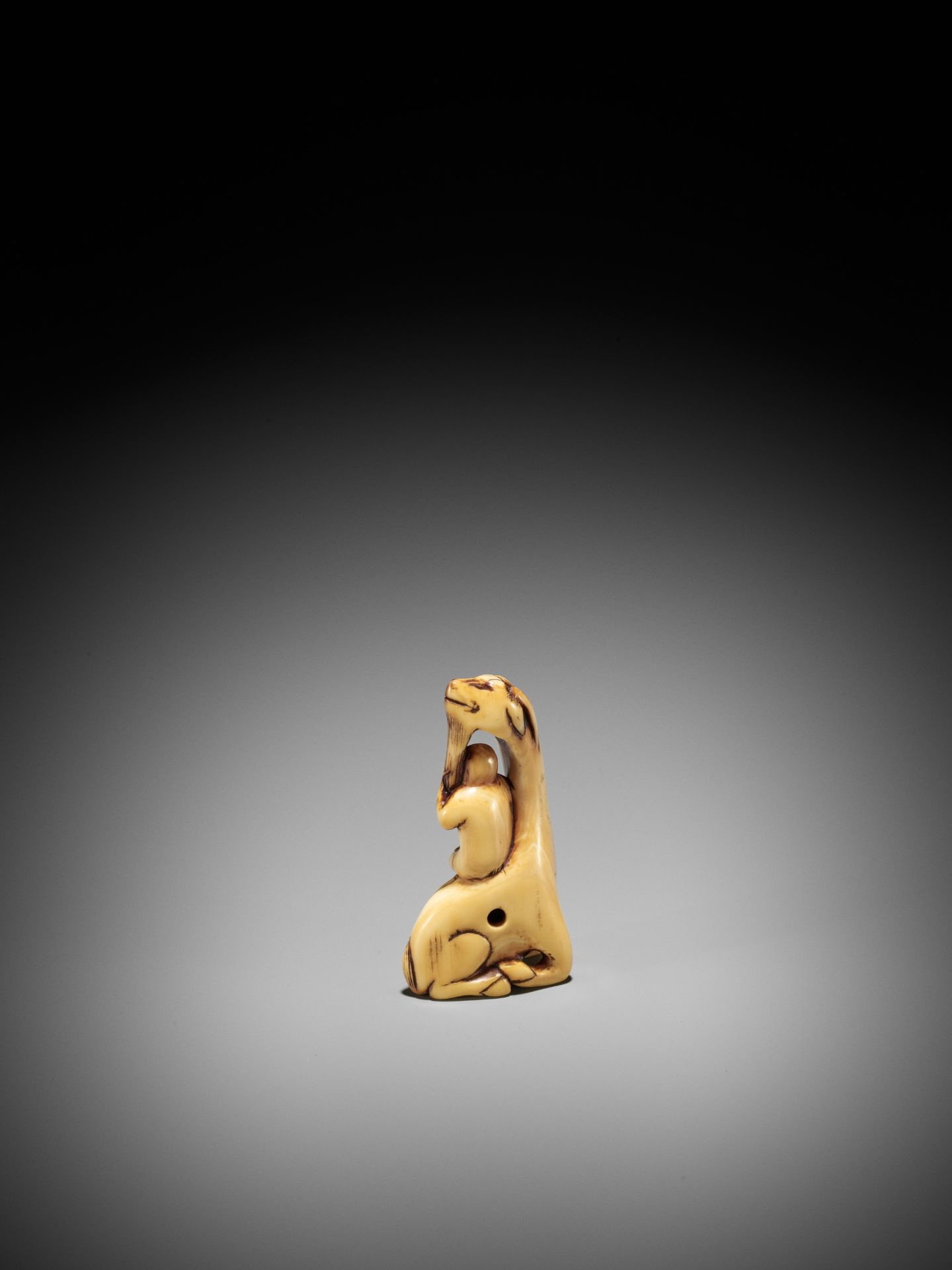 AN IVORY NETSUKE OF A SINIU AND MONKEY - Bild 6 aus 12