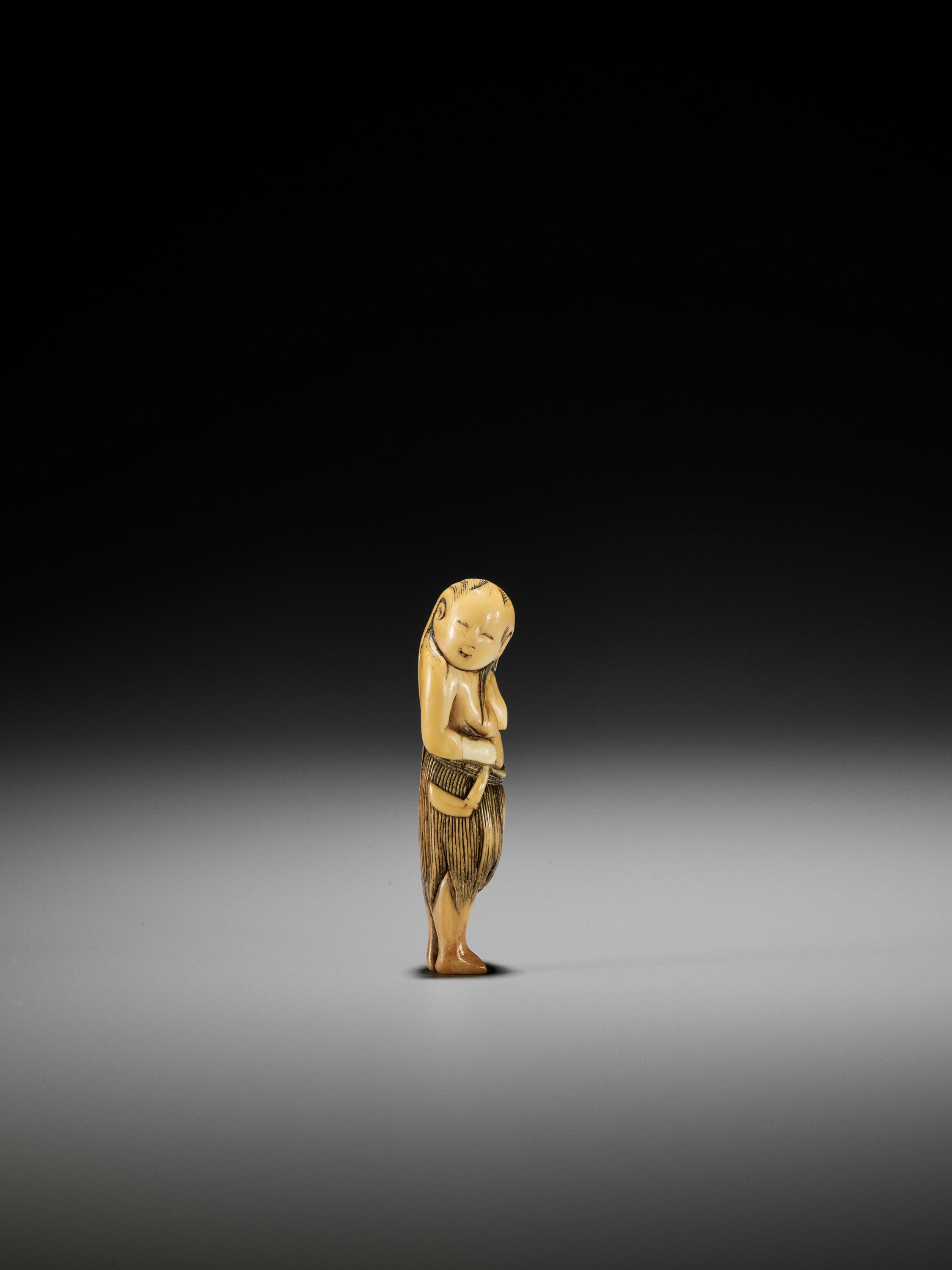 AN IVORY NETSUKE OF A FISHERGIRL (AMA) - Image 2 of 9