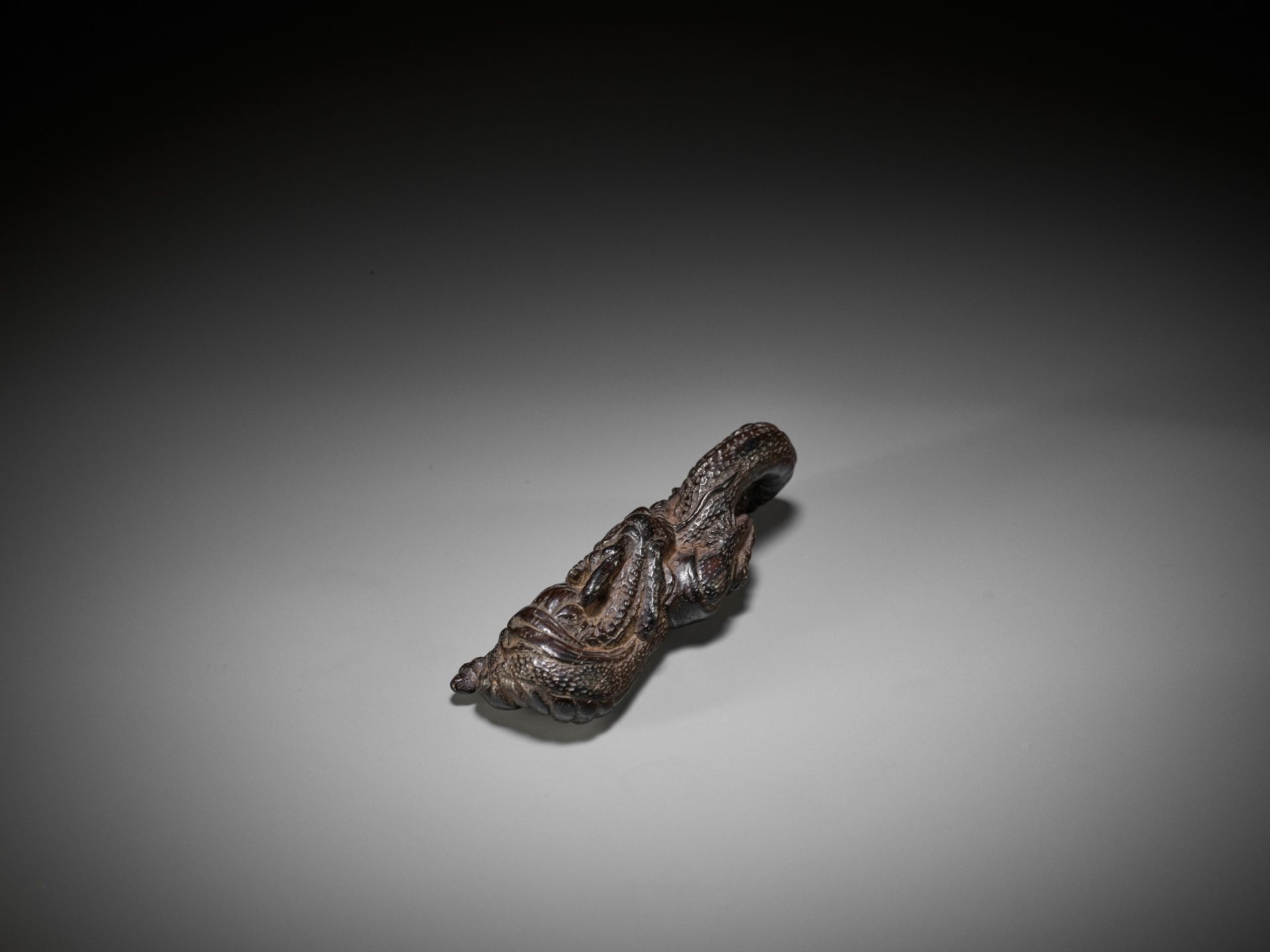 A RARE AND EARLY WOOD NETSUKE OF A DRAGON, DUAL-FUNCTION AS BRUSHREST - Image 5 of 6