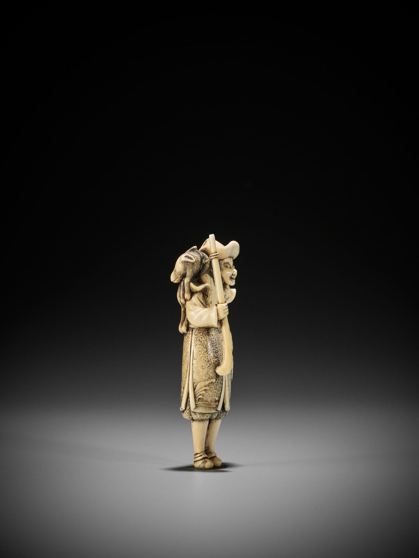 A SUPERB AND LARGE IVORY NETSUKE OF A DUTCHMAN - Image 8 of 12