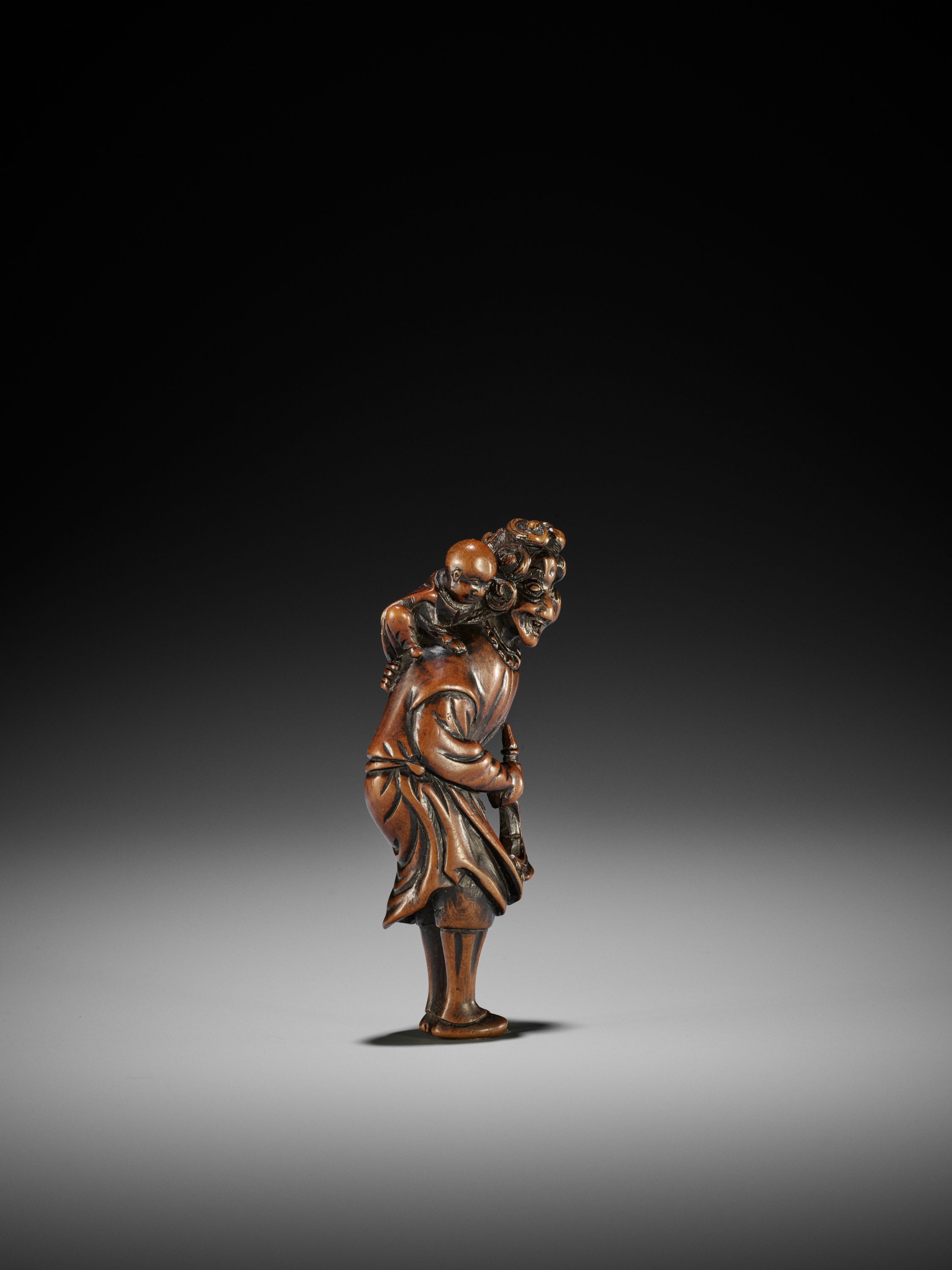 A GOOD WOOD NETSUKE OF A DUTCHMAN - Image 5 of 9