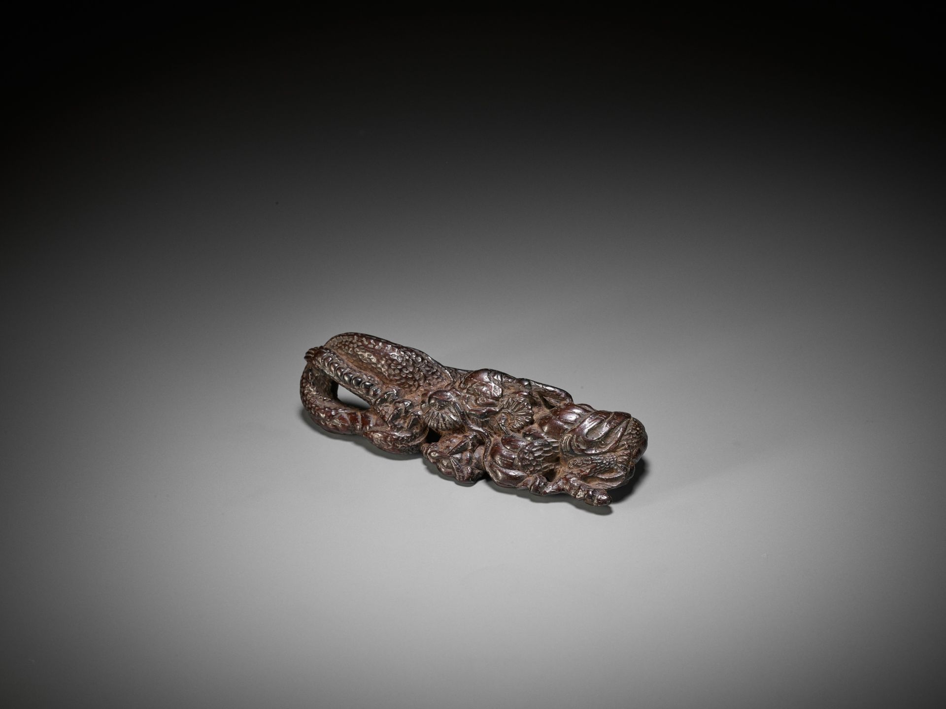 A RARE AND EARLY WOOD NETSUKE OF A DRAGON, DUAL-FUNCTION AS BRUSHREST - Image 4 of 6