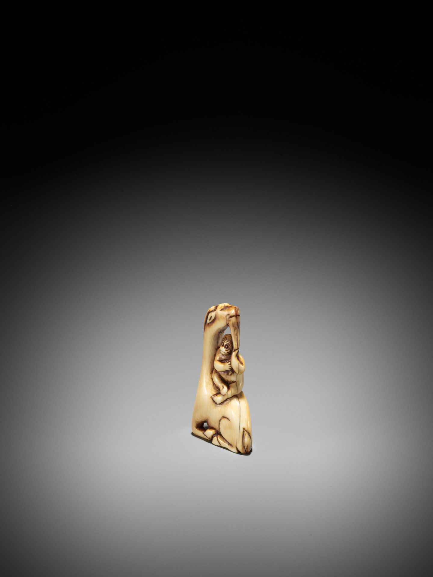 AN IVORY NETSUKE OF A SINIU AND MONKEY - Image 4 of 12