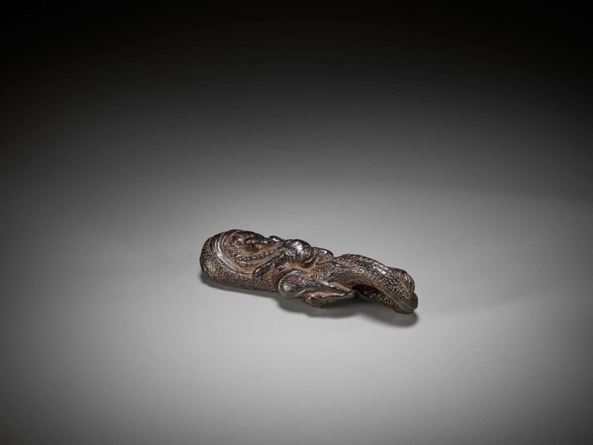 A RARE AND EARLY WOOD NETSUKE OF A DRAGON, DUAL-FUNCTION AS BRUSHREST - Image 6 of 6