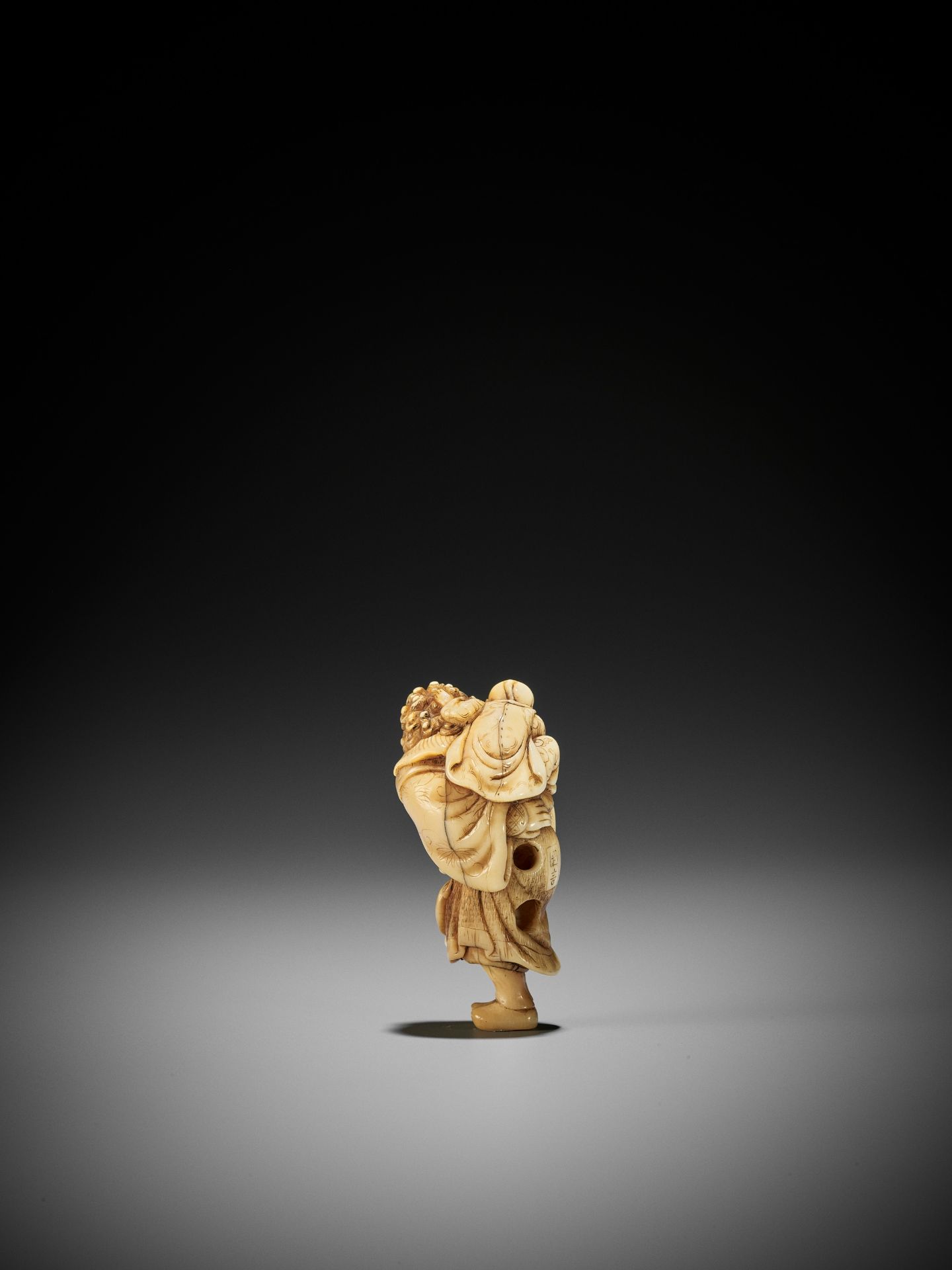 OKAKOTO: A RARE MARINE IVORY NETSUKE OF A DUTCHMAN WITH CHILD - Image 3 of 10