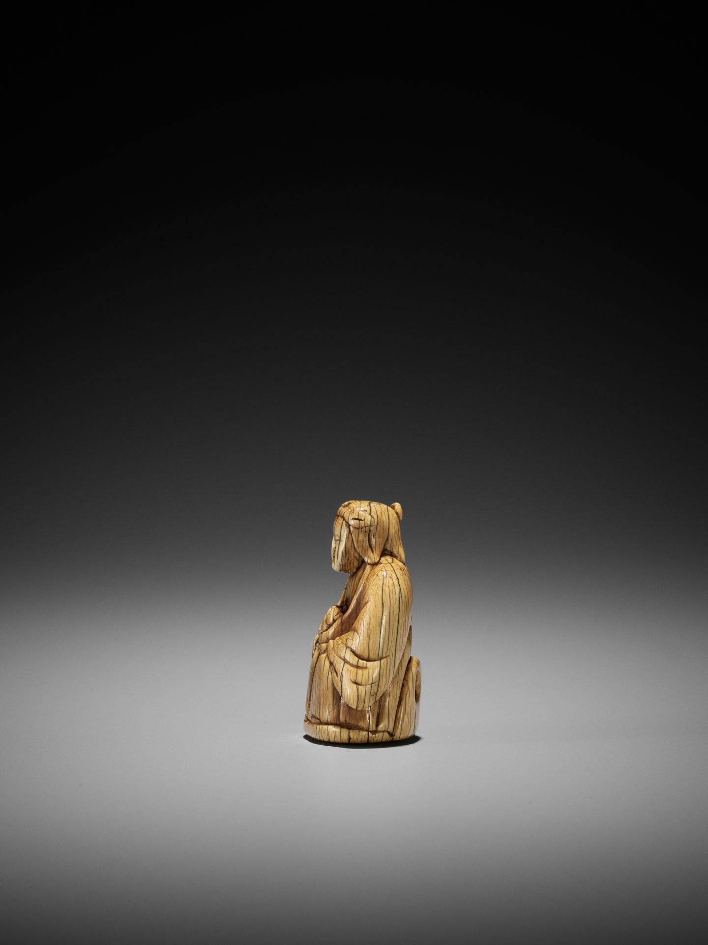 A RARE AND EARLY IVORY NETSUKE OF KARITEIMO (HARITI) - Image 6 of 9