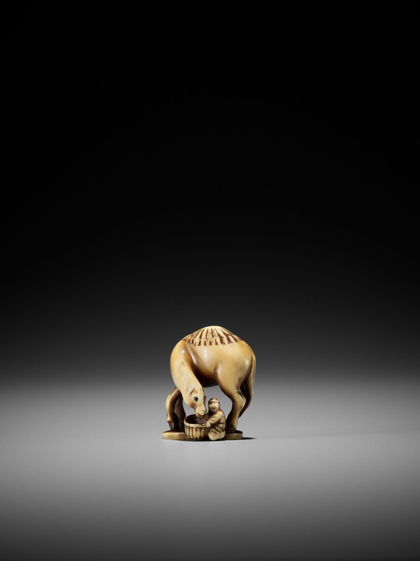 RANTEI: A RARE IVORY NETSUKE OF A DUTCHMAN FEEDING A DROMEDARY - Image 4 of 10