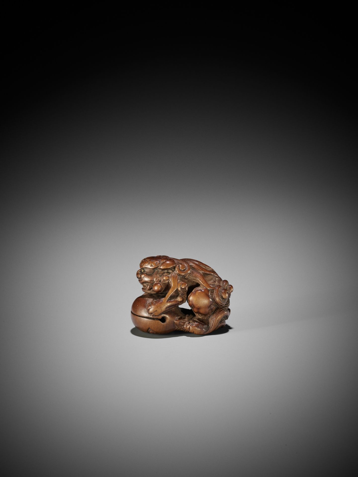 AN EARLY WOOD NETSUKE OF A SHISHI ON A MOKUGYO - Image 3 of 8