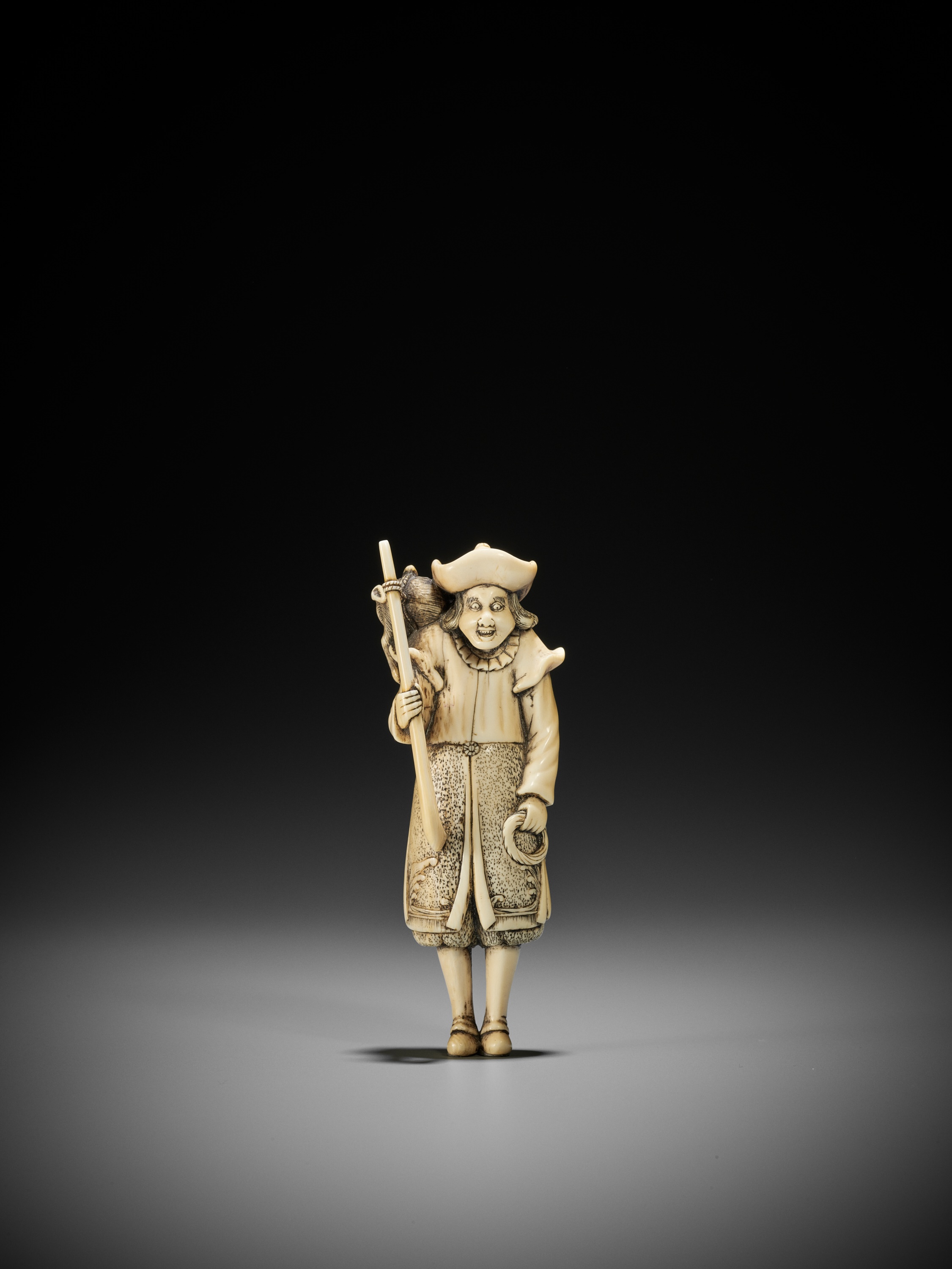 A SUPERB AND LARGE IVORY NETSUKE OF A DUTCHMAN - Image 6 of 12