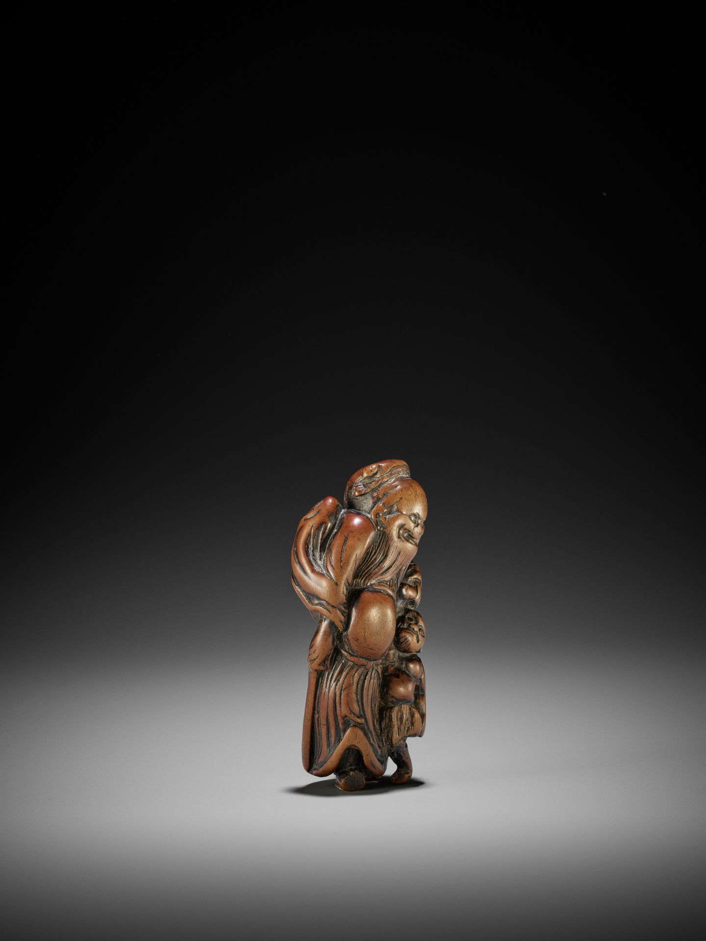 A LARGE WOOD NETSUKE OF SHOKI AND ONI - Image 6 of 6