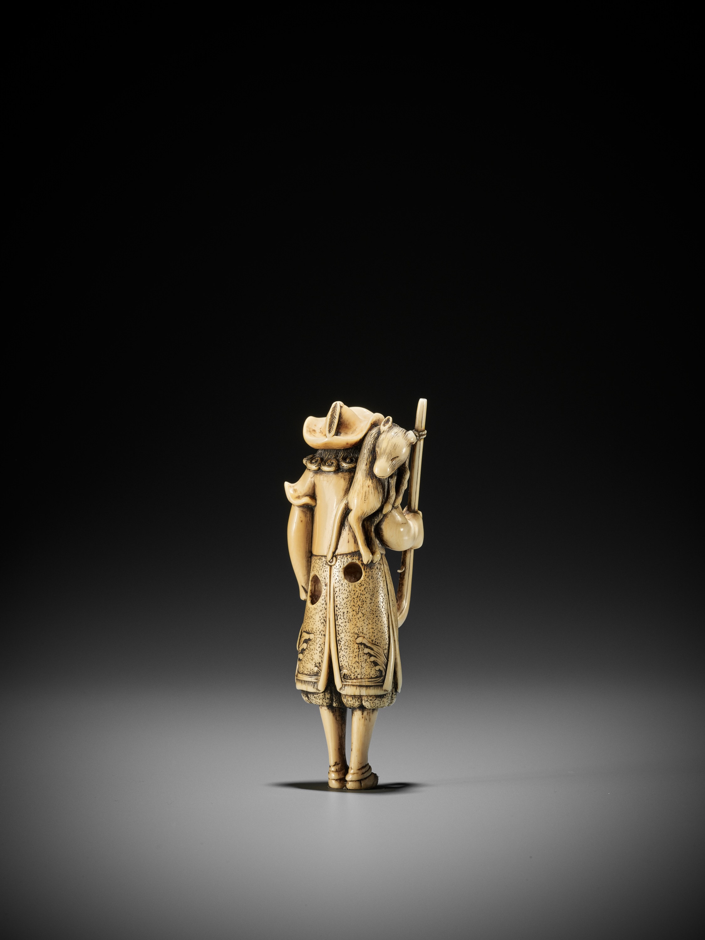 A SUPERB AND LARGE IVORY NETSUKE OF A DUTCHMAN - Image 4 of 12