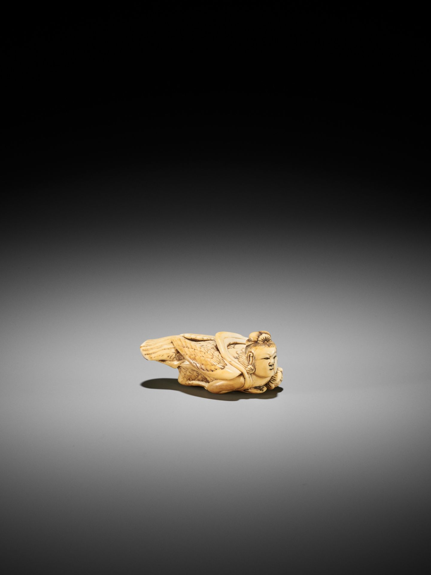 A RARE IVORY NETSUKE OF A KARYOBINGA - Image 5 of 9