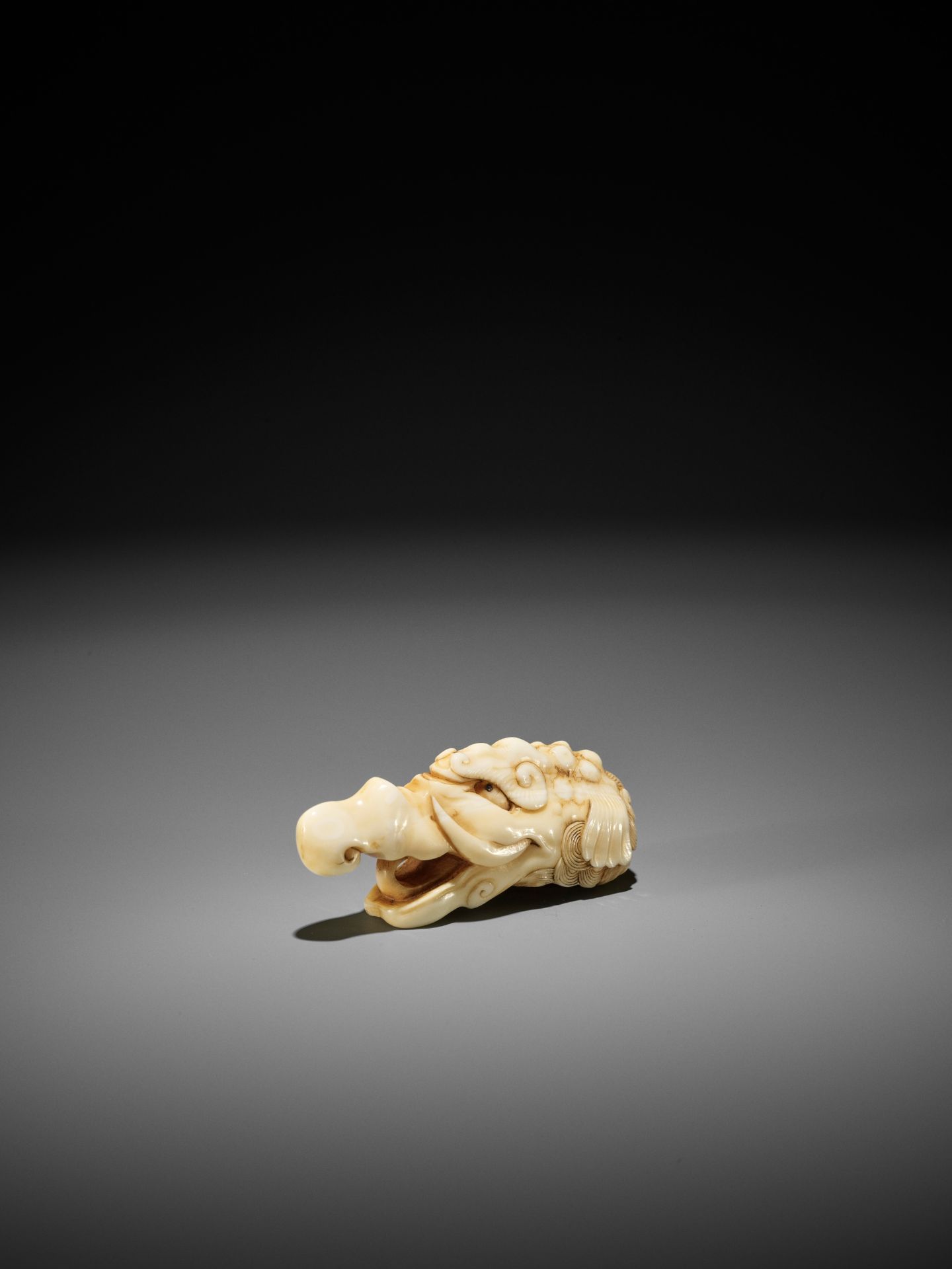 A RARE MARINE IVORY NETSUKE OF A BAKU HEAD - Image 5 of 8