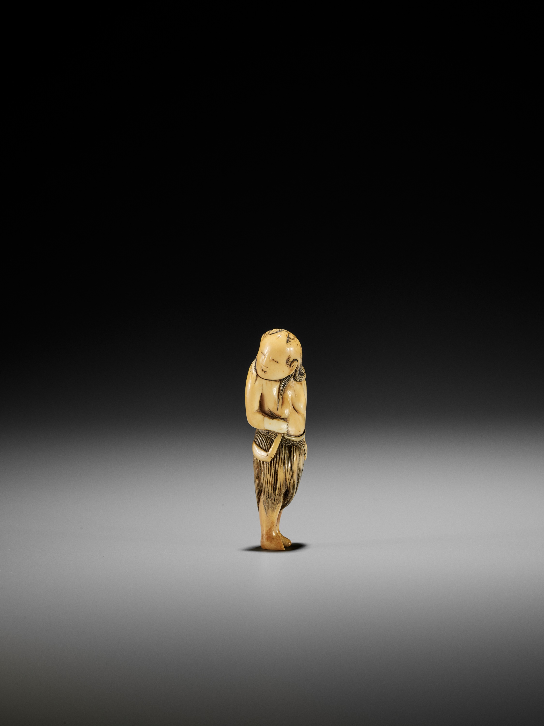 AN IVORY NETSUKE OF A FISHERGIRL (AMA) - Image 6 of 9