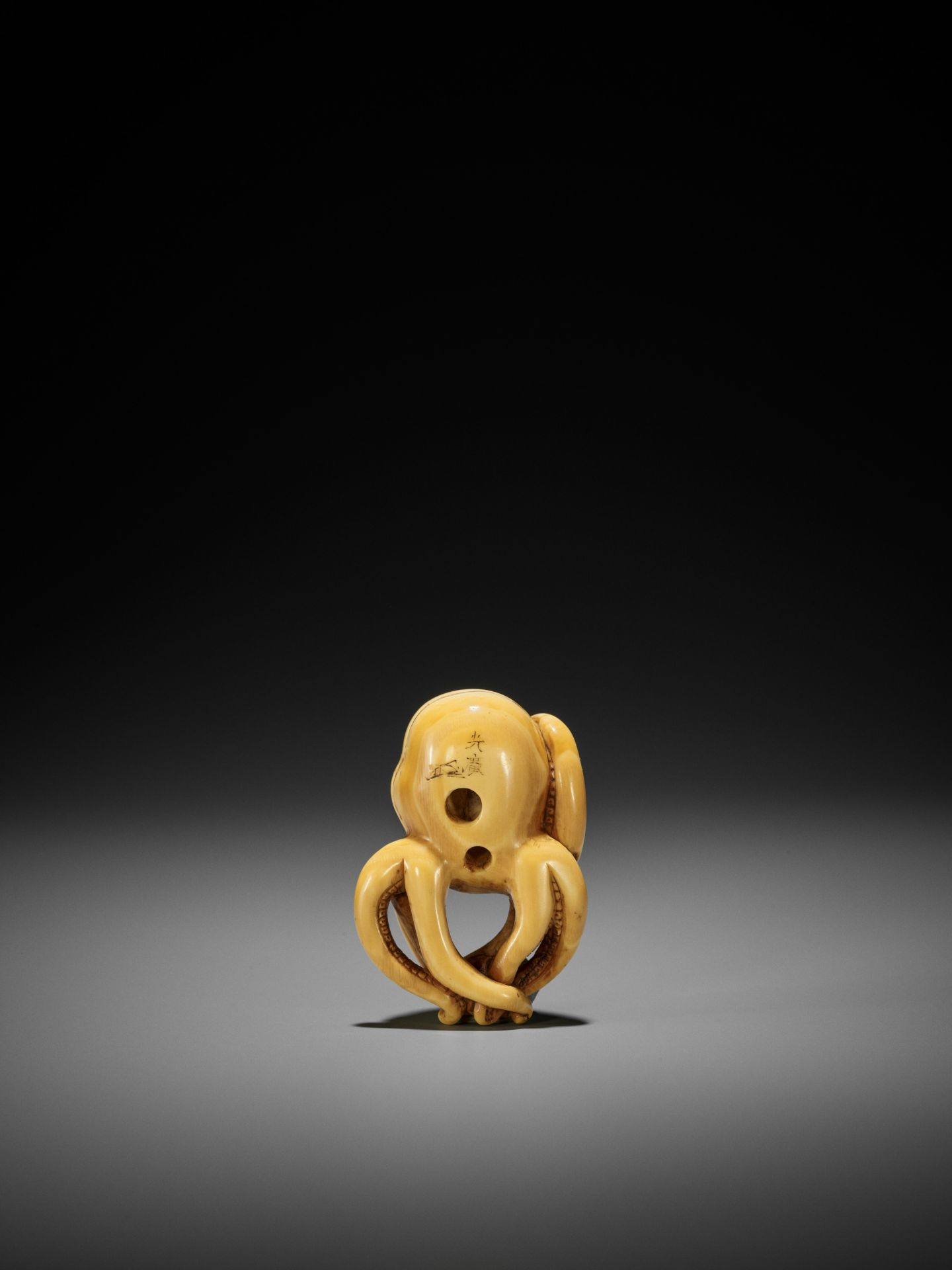 A GOOD IVORY NETSUKE OF AN OCTOPUS - Image 3 of 9