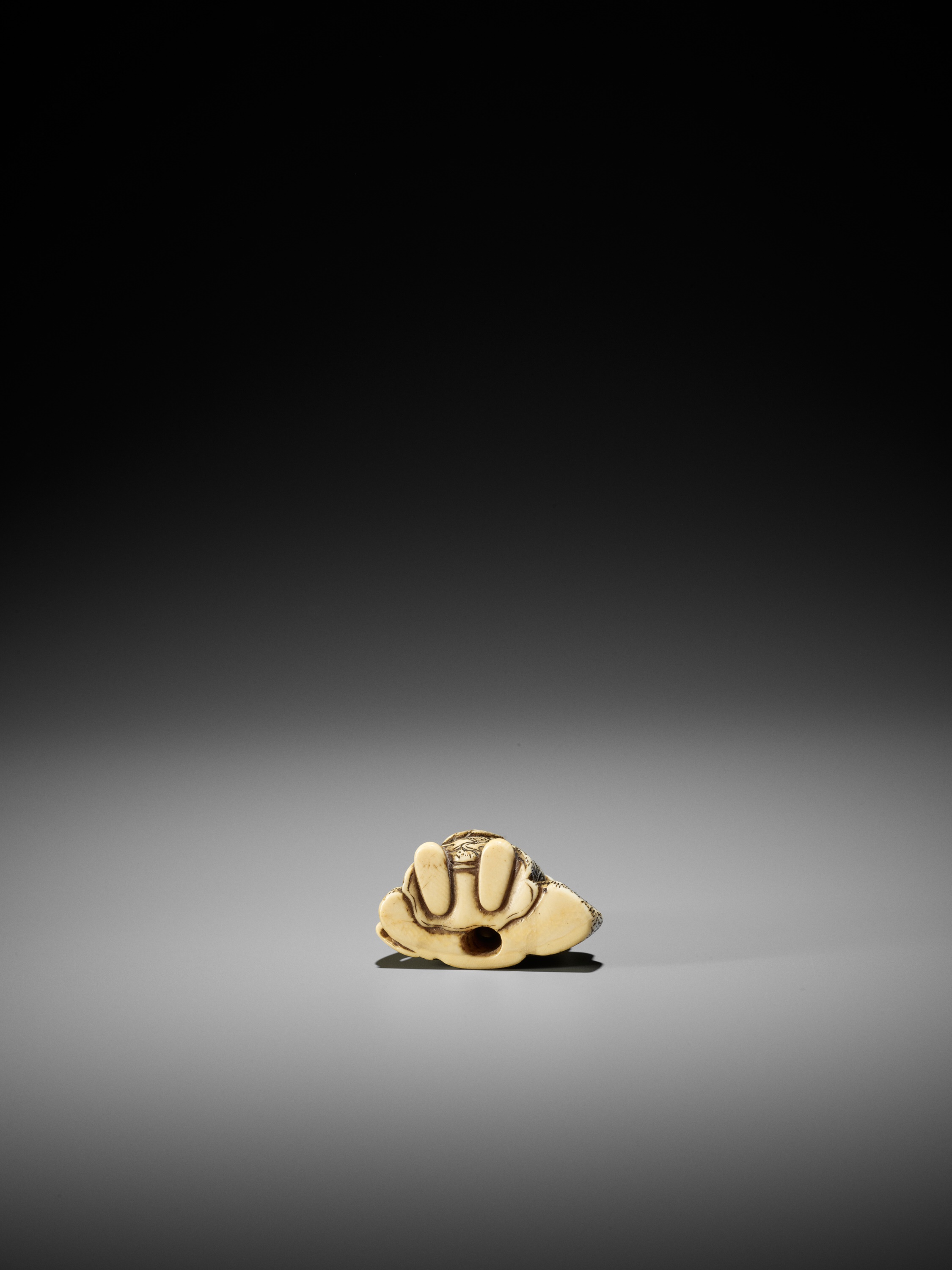 AN IVORY NETSUKE OF KAN'U LEANING AGAINST A ROCK - Image 7 of 8