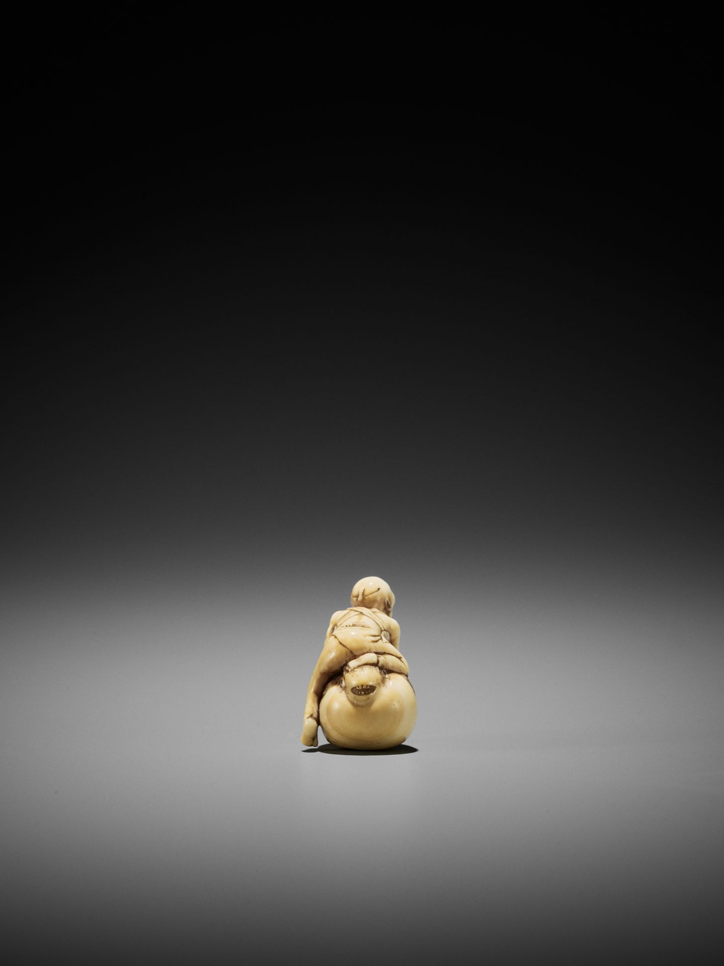 A RARE IVORY NETSUKE OF A FISHERMAN ON A FUGU - Image 7 of 8